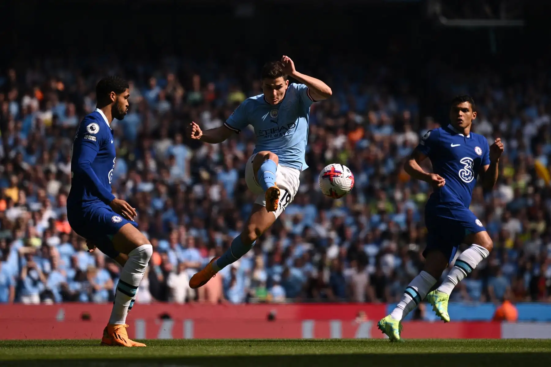 El delantero argentino del Manchester City, Julian Alvarez, controla el balón durante el partido de fútbol de la Premier League inglesa entre el Manchester City y el Chelsea. Foto:ANDINA/AFP