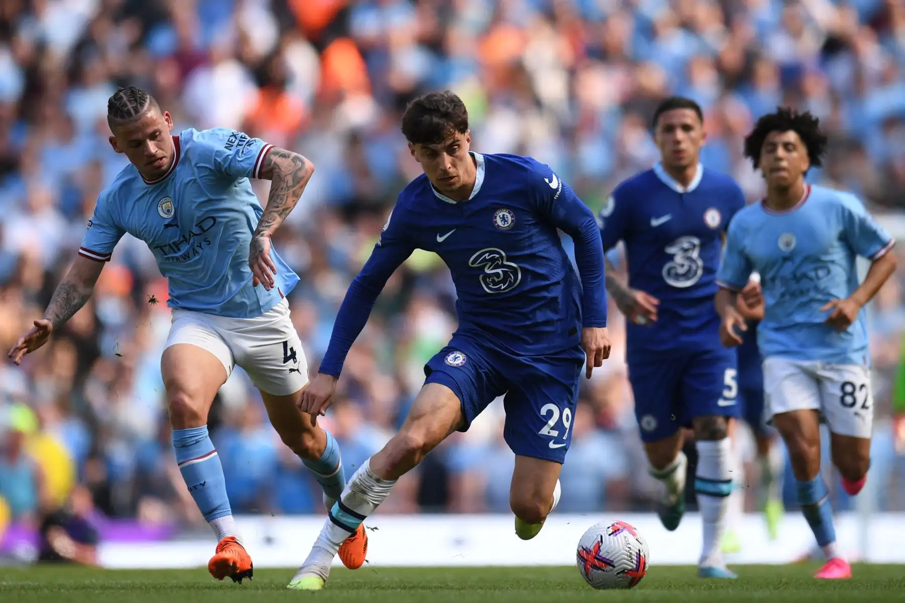 El mediocampista inglés del Manchester City Kalvin Phillips compite con el mediocampista alemán del Chelsea Kai Havertz durante el partido de fútbol de la Premier League inglesa entre el Manchester City y el Chelsea. Foto:ANDINA/ AFP