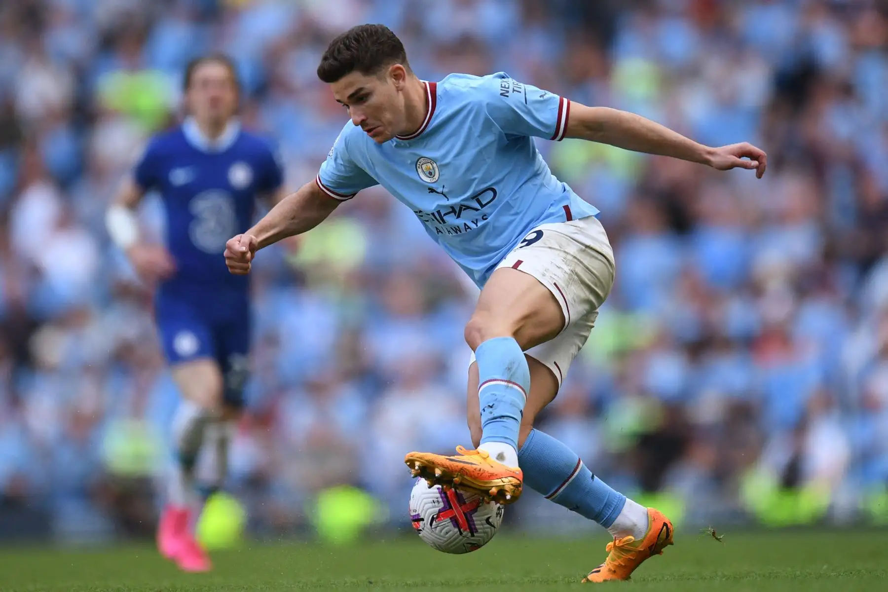 El delantero argentino del Manchester City, Julian Alvarez, controla el balón durante el partido de fútbol de la Premier League inglesa entre el Manchester City y el Chelsea. Foto:ANDINA/AFP