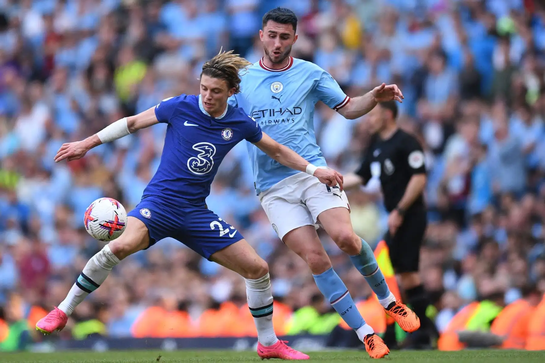 El centrocampista inglés del Chelsea, Conor Gallagher, compite con el defensor francés del Manchester City, Aymeric Laporte, durante el partido de fútbol de la Premier League inglesa entre el Manchester City y el Chelsea. Foto:ANDINA/ AFP