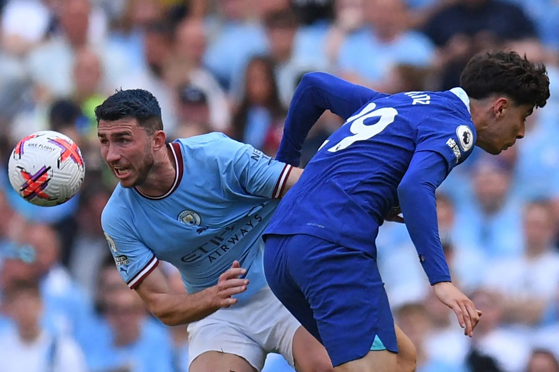 El defensor francés del Manchester City, Aymeric Laporte, compite con el centrocampista alemán del Chelsea, Kai Havertz, durante el partido de fútbol de la Premier League inglesa entre el Manchester City y el Chelsea. Foto:ANDINA/AFP