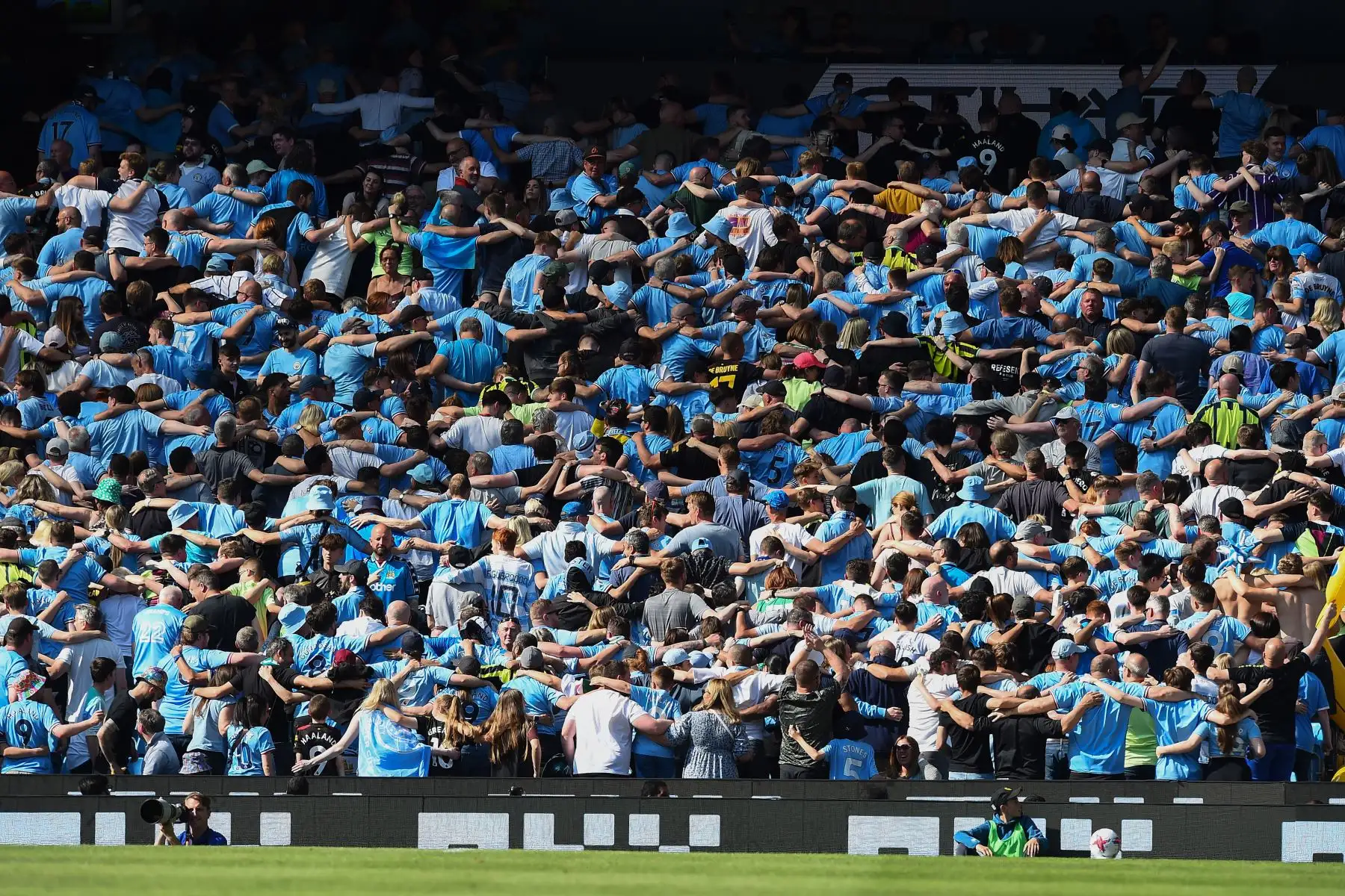 Los aficionados del Manchester City hacen la celebración deportiva de Poznan durante el partido de fútbol de la Premier League inglesa entre el Manchester City y el Chelsea. Foto:ANDINA/ EFE