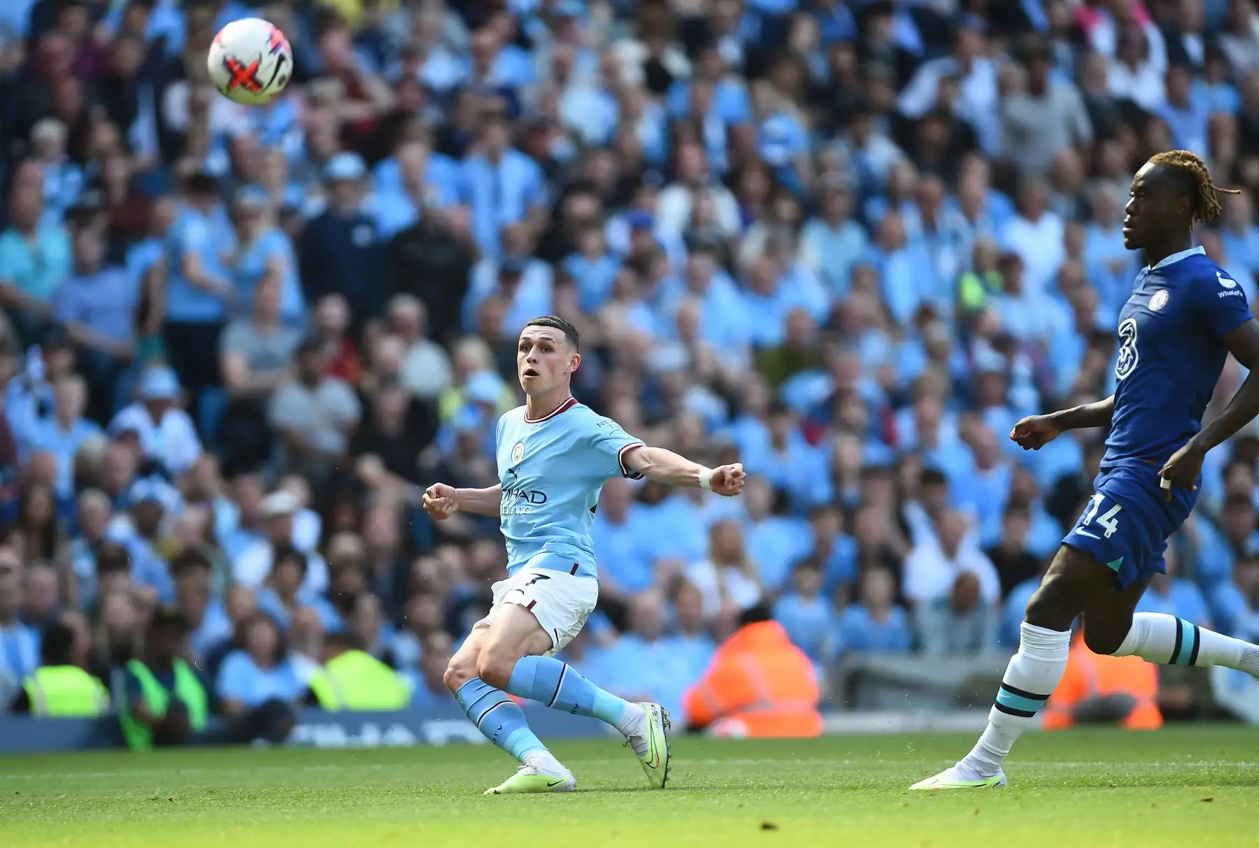 Phil Foden del Manchester City intenta lanzar al portero del Chelsea durante el partido de fútbol de la Premier League inglesa entre el Manchester City y el Chelsea. Foto:ANDINA/ EFE
