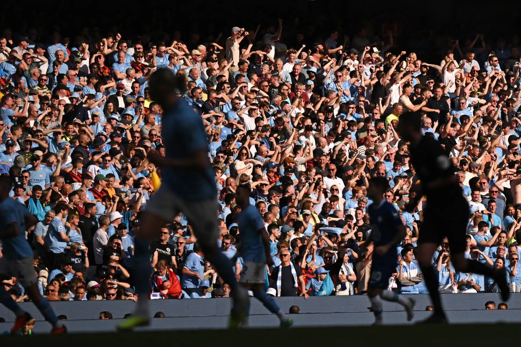 Los fanáticos del Manchester City ven la jugada durante el partido de fútbol de la Premier League inglesa entre el Manchester City y el Chelsea. Foto:ANDINA/ AFP