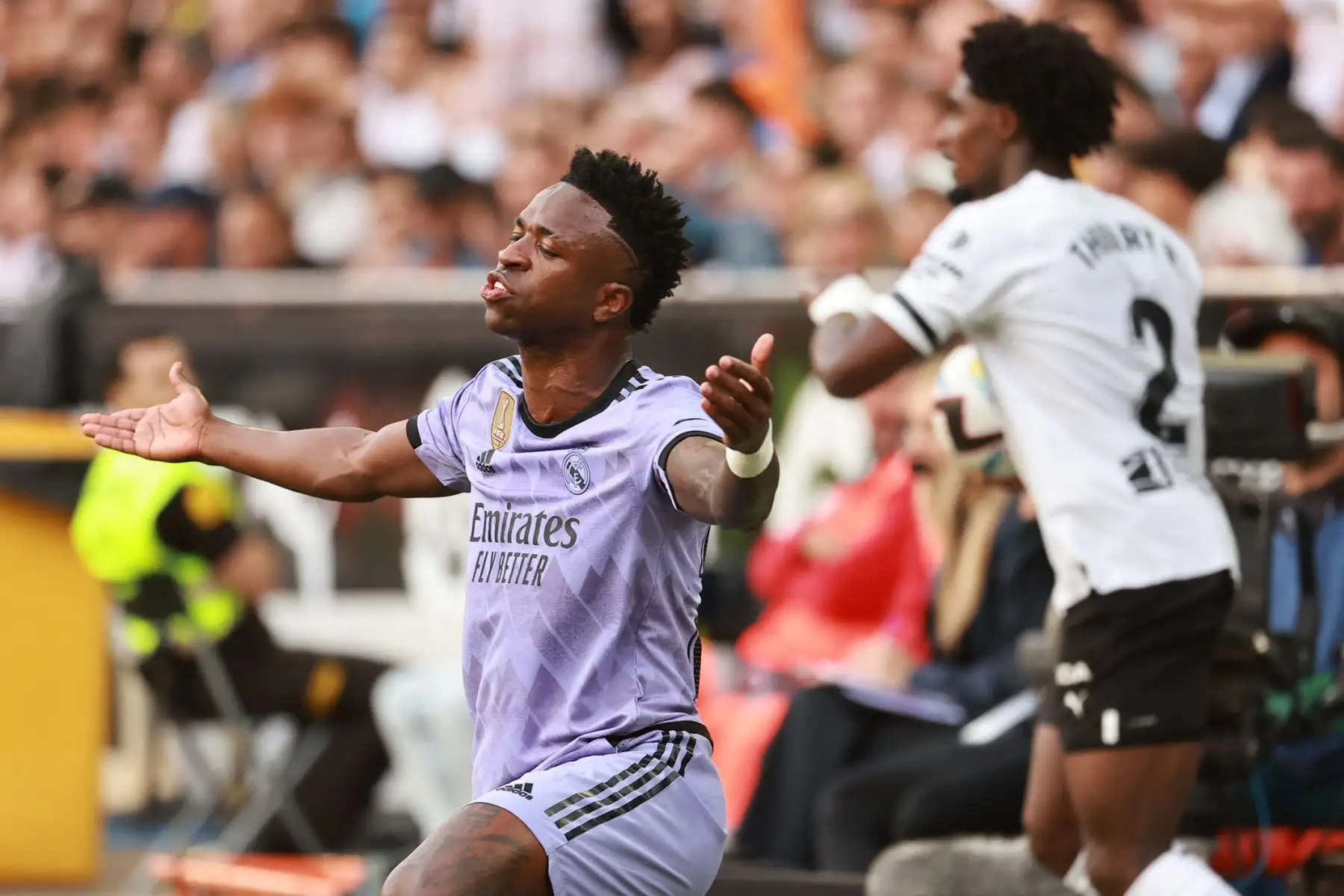 El delantero brasileño del Real Madrid, Vinicius Junior, reacciona durante el partido de fútbol de la liga española entre el Valencia CF y el Real Madrid CF. Foto:ANDINA/AFP