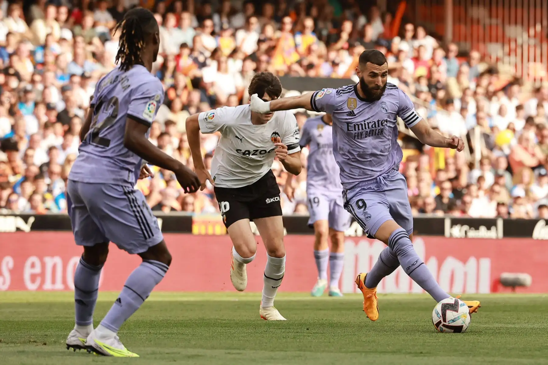 El delantero francés del Real Madrid, Karim Benzema, regatea el balón durante el partido de fútbol de la liga española entre el Valencia CF y el Real Madrid CF. Foto:ANDINA/ AFP
