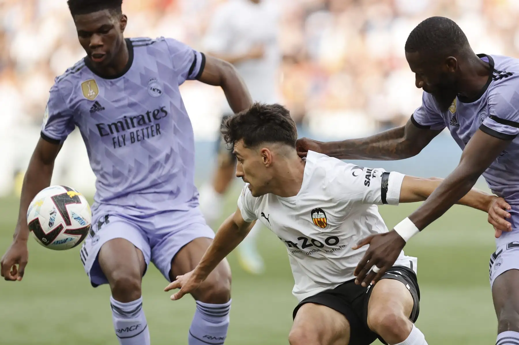 Los jugadores del Real Madrid Aurélien Tchouaméni  y Antonio Rüdiger  disputan un balón con André Almeida, centrocampista portugués del Valencia, durante el partido correspondiente a la jornada 35 de LaLiga Santander que disputan Valencia CF y Real Madrid este domingo en Mestalla (Valencia). Foto:ANDINA/EFE