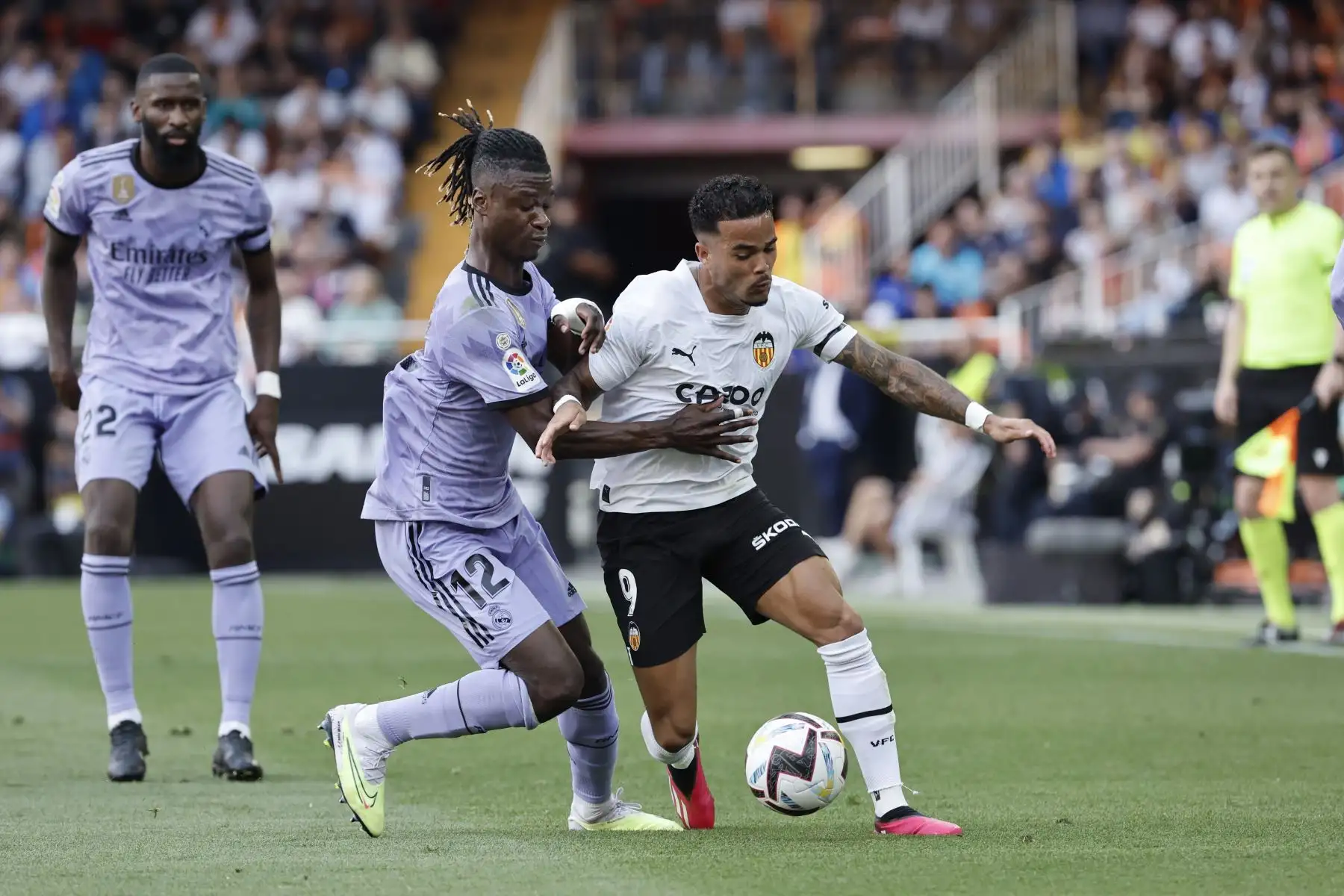 El centrocampista francés del Real Madrid Eduardo Camavinga  disputa un balón con Justin Kluivert (d), delantero neerlandés del Valencia, durante el partido correspondiente a la jornada 35 de LaLiga Santander que disputan Valencia CF y Real Madrid este domingo en Mestalla (Valencia). Foto:ANDINA/ EFE