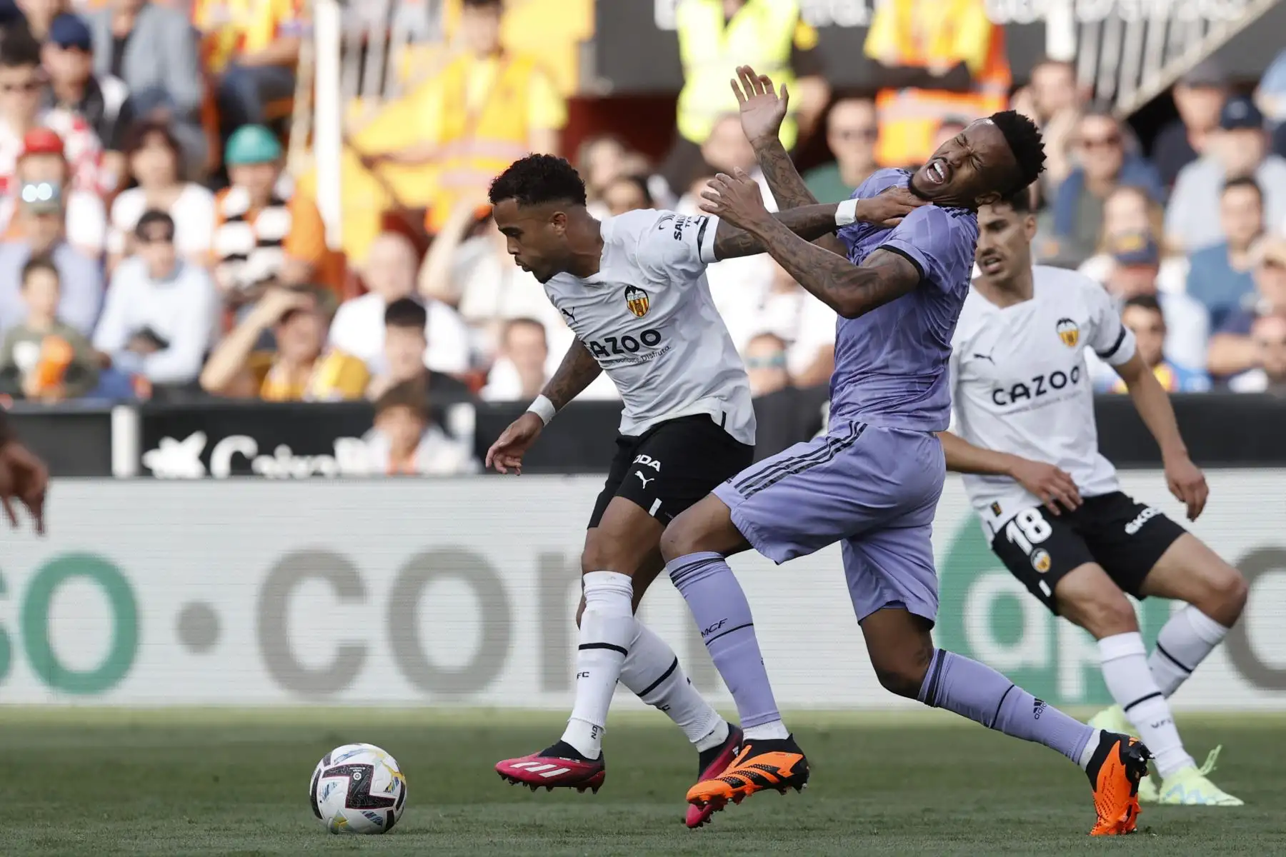 El delantero neerlandés del Valencia Justin Kluivert, disputa una posesión ante Éder Militão, defensa brasileño del Real Madrid durante el partido correspondiente a la jornada 35 de LaLiga Santander que disputan Valencia CF y Real Madrid este Domingo en Mestalla (Valencia). Foto:ANDINA/ EFE