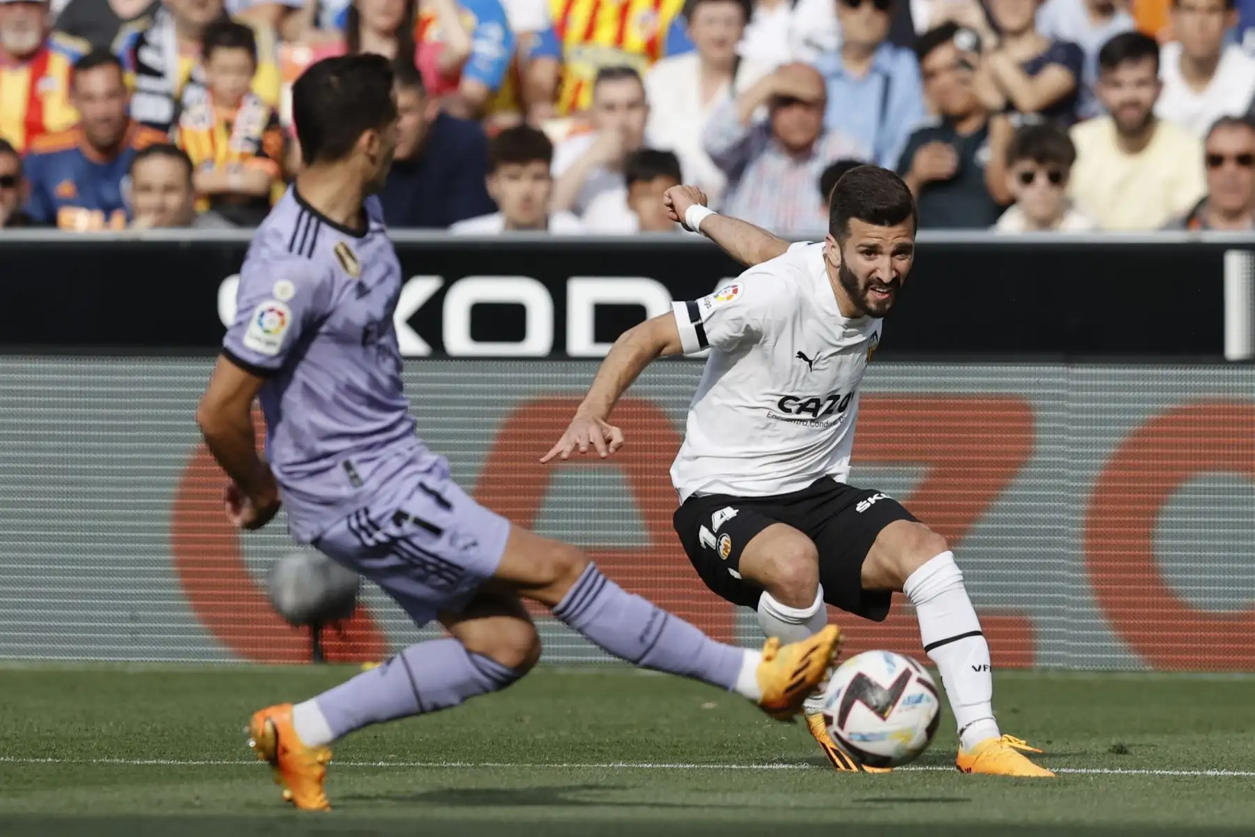 El defensa del Valencia José Gayá intenta superar a Lucas Vázquez, del Real Madrid, durante el partido correspondiente a la jornada 35 de LaLiga Santander que disputan el Valencia CF y Real Madrid este domingo en Mestalla (Valencia). Foto: ANDINA/EFE