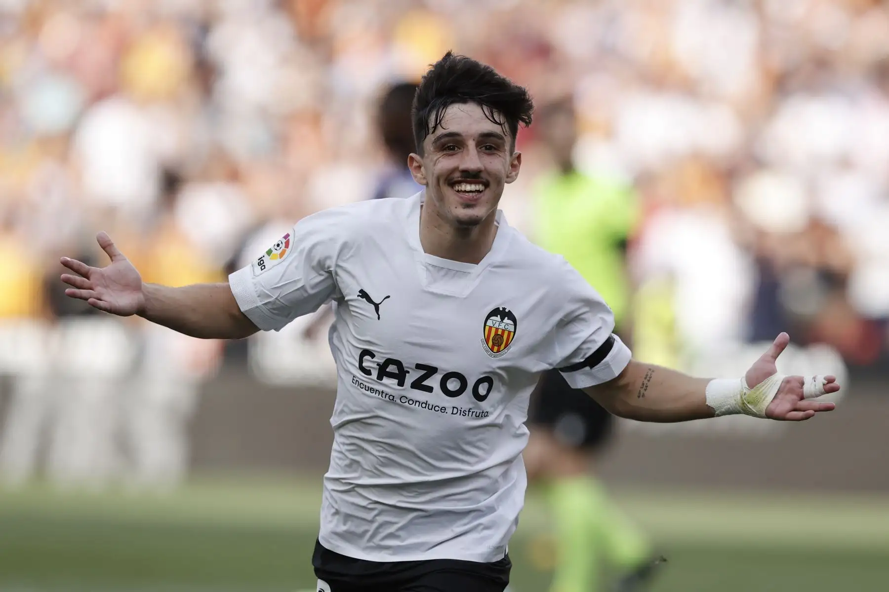 El delantero del Valencia CF Diego López celebra tras marcar durante el partido correspondiente a la jornada 35 de LaLiga Santander que disputan Valencia CF y Real Madrid este domingo en Mestalla (Valencia) Foto:ANDINA/EFE