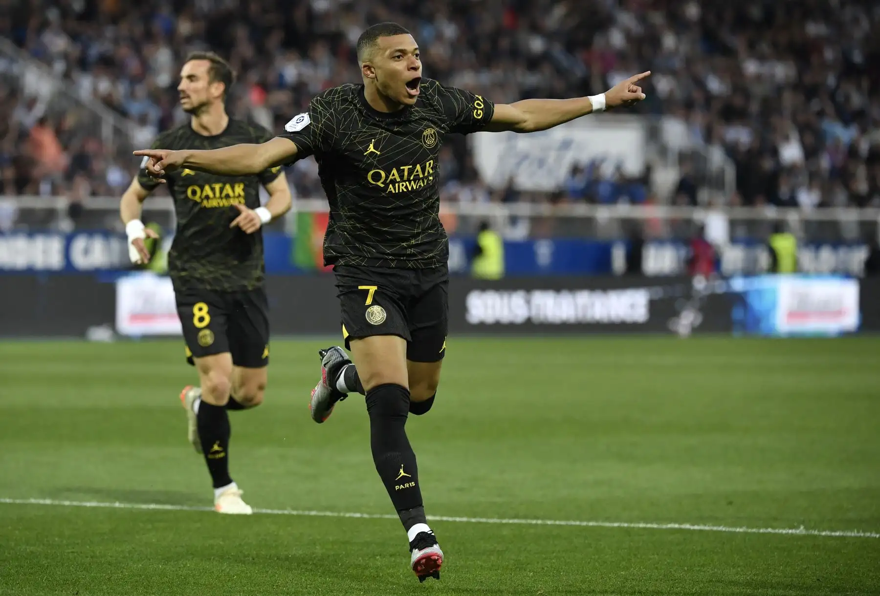 El delantero francés del Paris Saint-Germain, Kylian Mbappe, celebra después de marcar un gol durante el partido de fútbol francés L1 entre AJ Auxerre y Paris Saint-Germain (PSG).Foto:ANDINA/AFP