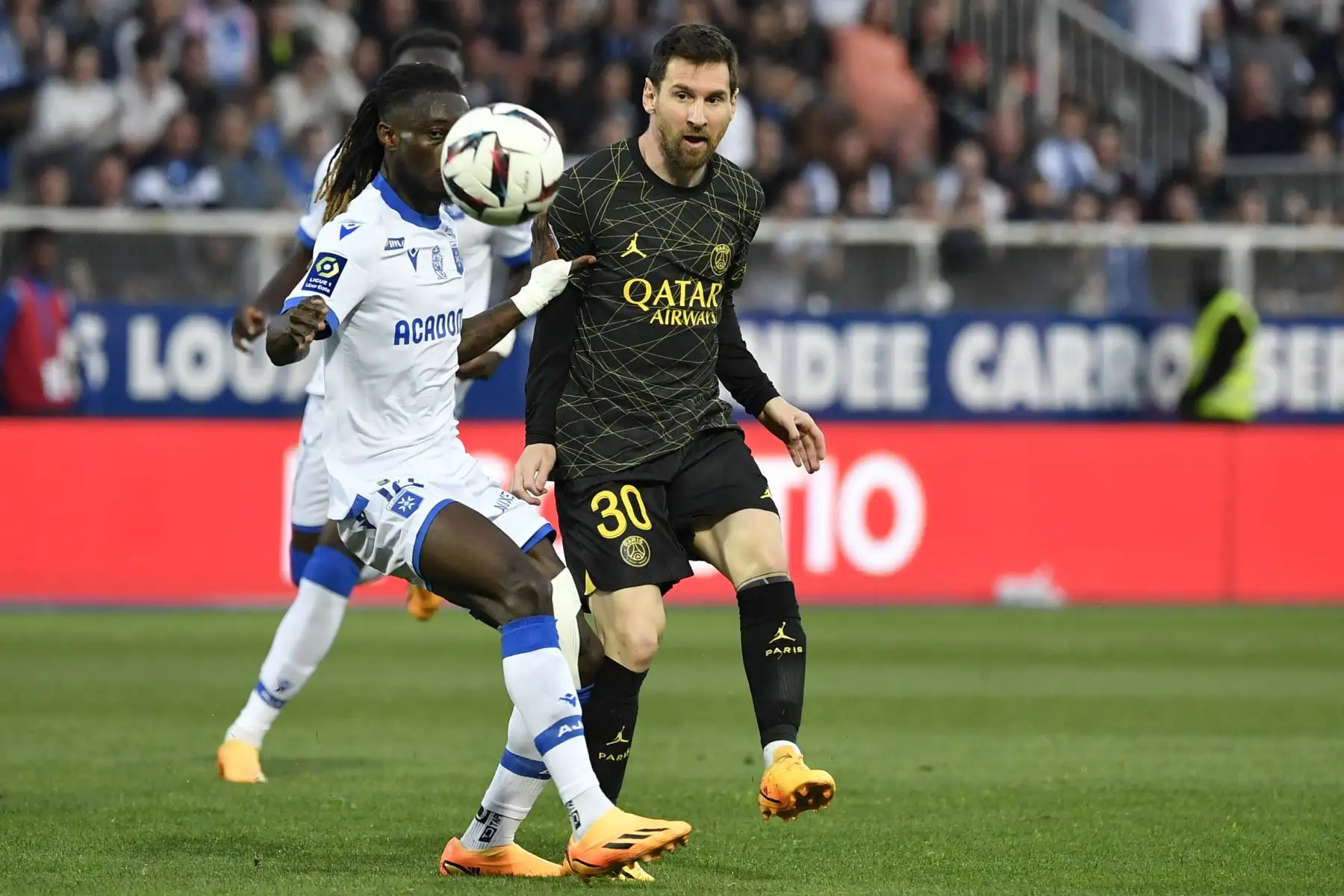 El delantero argentino del Paris Saint-Germain, Lionel Messi, corre por el balón durante el partido de fútbol de la L1 francesa entre el AJ Auxerre y el Paris Saint-Germain (PSG).Foto:ANDINA/ AFP