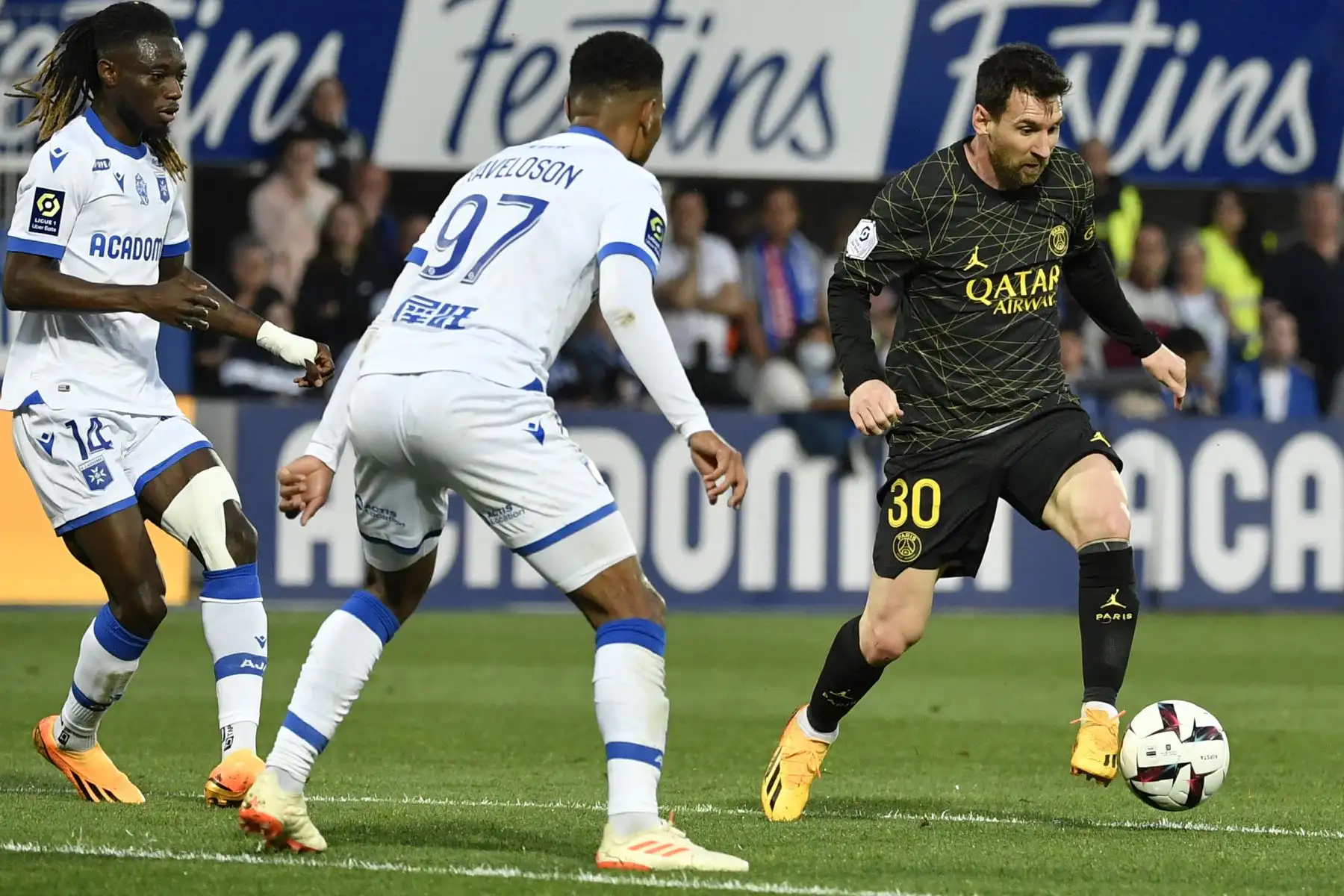 El delantero argentino de Paris Saint-Germain Lionel Messi es desafiado por el mediocampista malgache de Auxerre Rayan Raveloson durante el partido de fútbol L1 francés entre AJ Auxerre y Paris Saint-Germain (PSG). Foto:ANDINA/AFP
