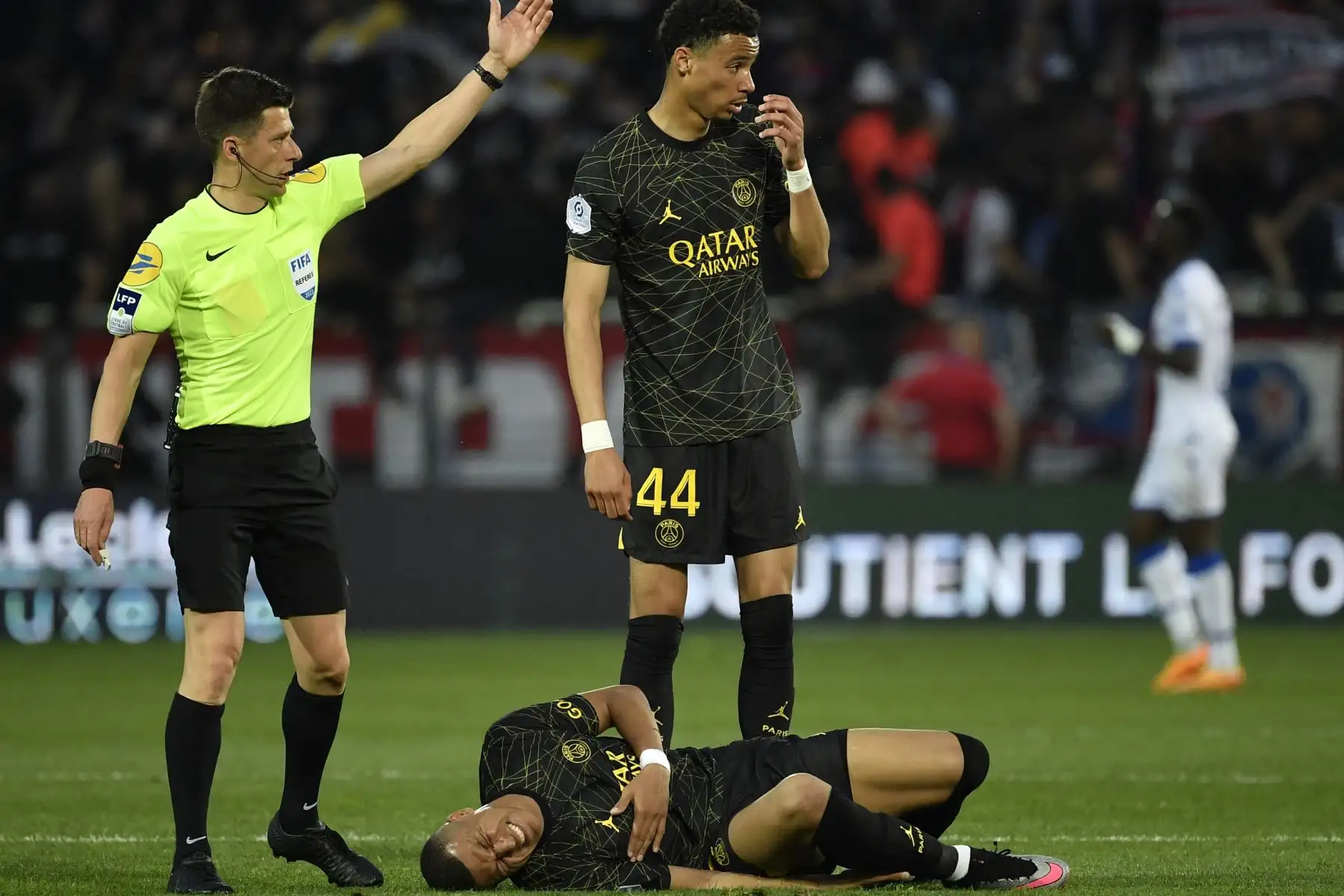 El delantero francés del Paris Saint-Germain, Kylian Mbappe, reacciona mientras se acuesta en el campo durante el partido de fútbol de la L1 francesa entre el AJ Auxerre y el Paris Saint-Germain (PSG). Foto:ANDINA/AFP