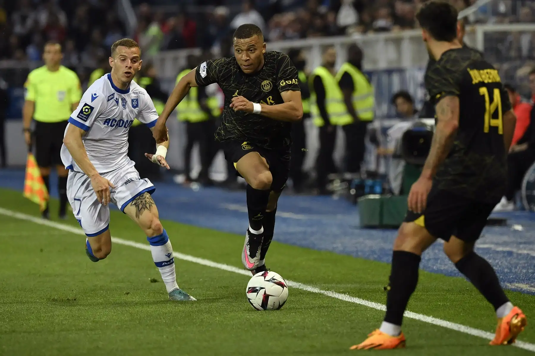 El delantero francés del Paris Saint-Germain, Kylian Mbappe, controla el balón durante el partido de fútbol de la Ligue 1 francesa entre el AJ Auxerre (AJA) y el Paris Saint Germain (PSG). Foto: ANDINA/AFP