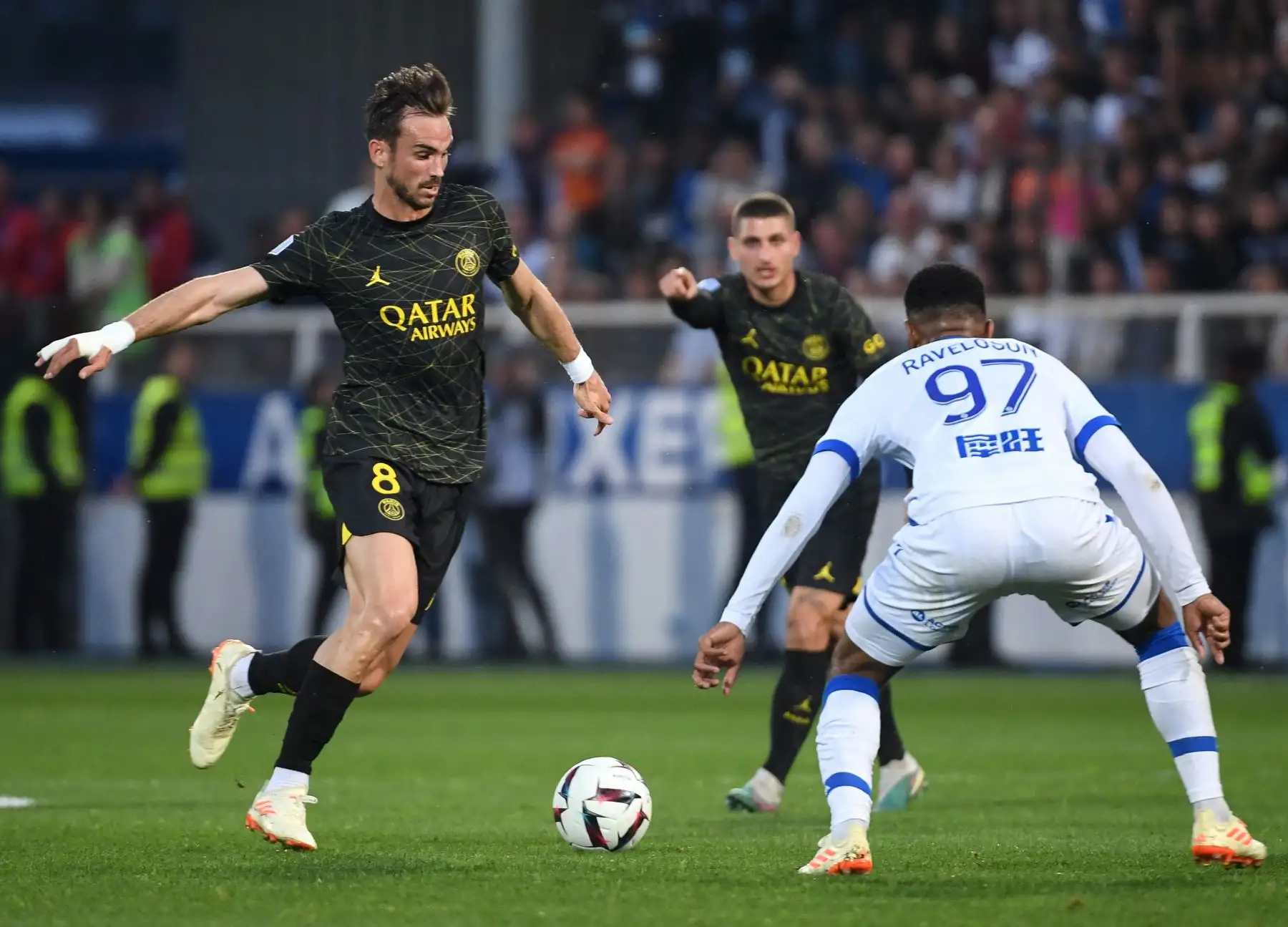 El centrocampista español del Paris Saint-Germain, Fabian Ruiz, controla el balón junto al centrocampista malgache del Auxerre, Rayan Raveloson, durante el partido de fútbol de la Ligue 1 francesa entre el AJ Auxerre (AJA) y el Paris Saint Germain (PSG).Foto: ANDINA/AFP