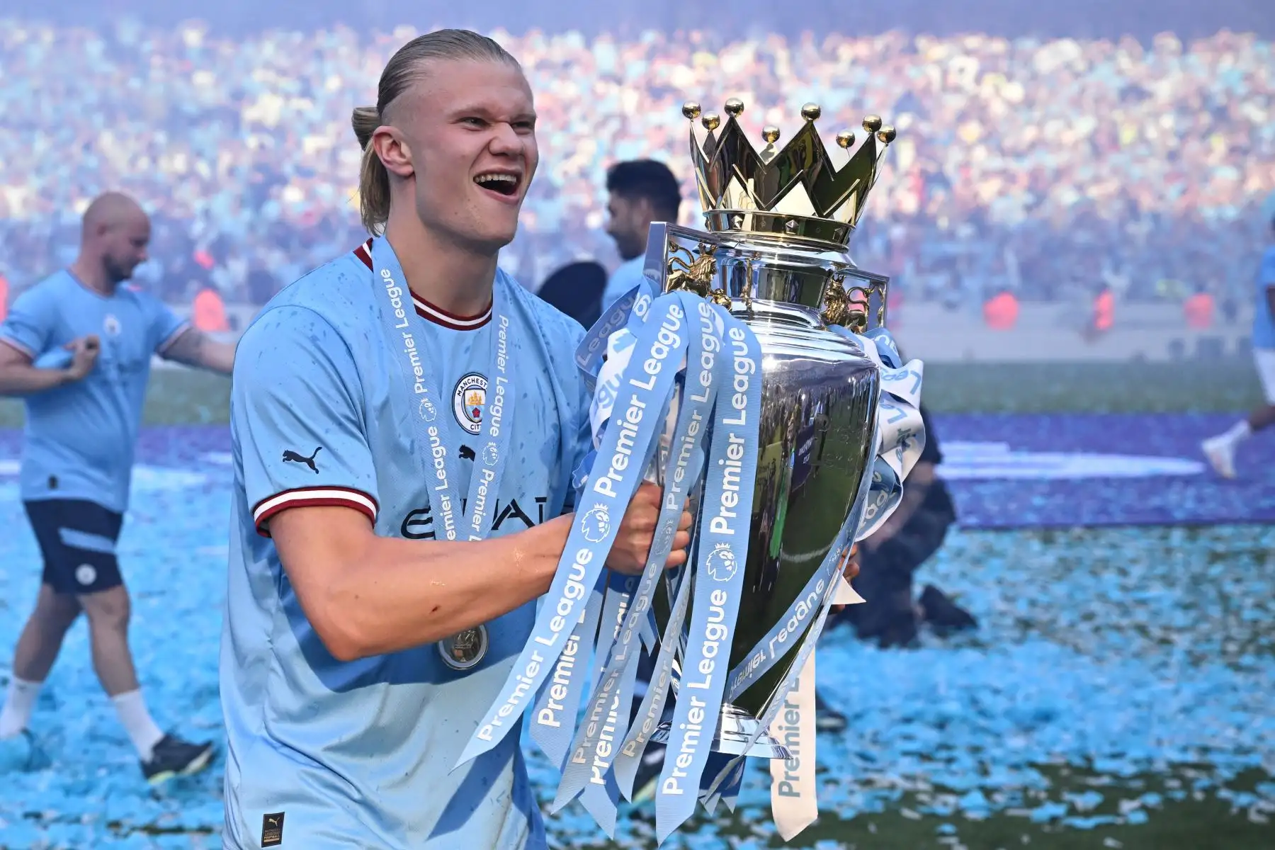 El delantero noruego del Manchester City, Erling Haaland, posa con el trofeo de la Premier League en la cancha después de la presentación después del partido de fútbol de la Premier League inglesa entre el Manchester City y el Chelsea en el Etihad Stadium en Manchester, noroeste de Inglaterra, el 21 de mayo de 2023. El Manchester City ganó la Premier League por quinta vez en seis temporadas el sábado, dando un primer paso hacia un posible triplete dorado de trofeos cuando el segundo clasificado, el Arsenal,