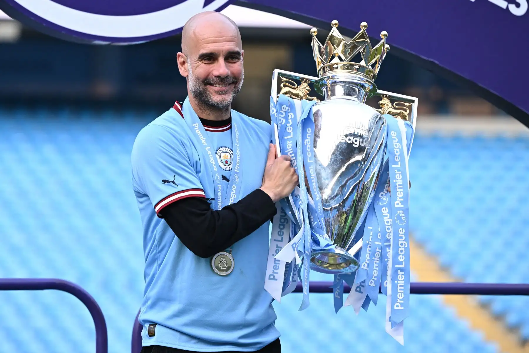 El técnico español del Manchester City, Pep Guardiola, posa con el trofeo de la Premier League después de la ceremonia de presentación que siguió al partido de fútbol de la Premier League inglesa entre el Manchester City y el Chelsea en el Etihad Stadium de Manchester, noroeste de Inglaterra, el 21 de mayo de 2023. El Manchester City ganó la Premier Liga por quinta vez en seis temporadas el sábado, dando un primer paso hacia un posible triplete dorado de trofeos cuando el segundo clasificado, el Arsenal, pe