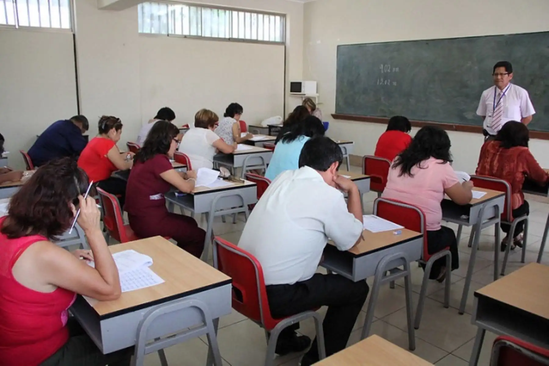 Debido a la gran cantidad de inscritos, los postulantes han sido distribuidos en dos fechas para garantizar un proceso ordenado y transparente. Foto: Andina/Difusión