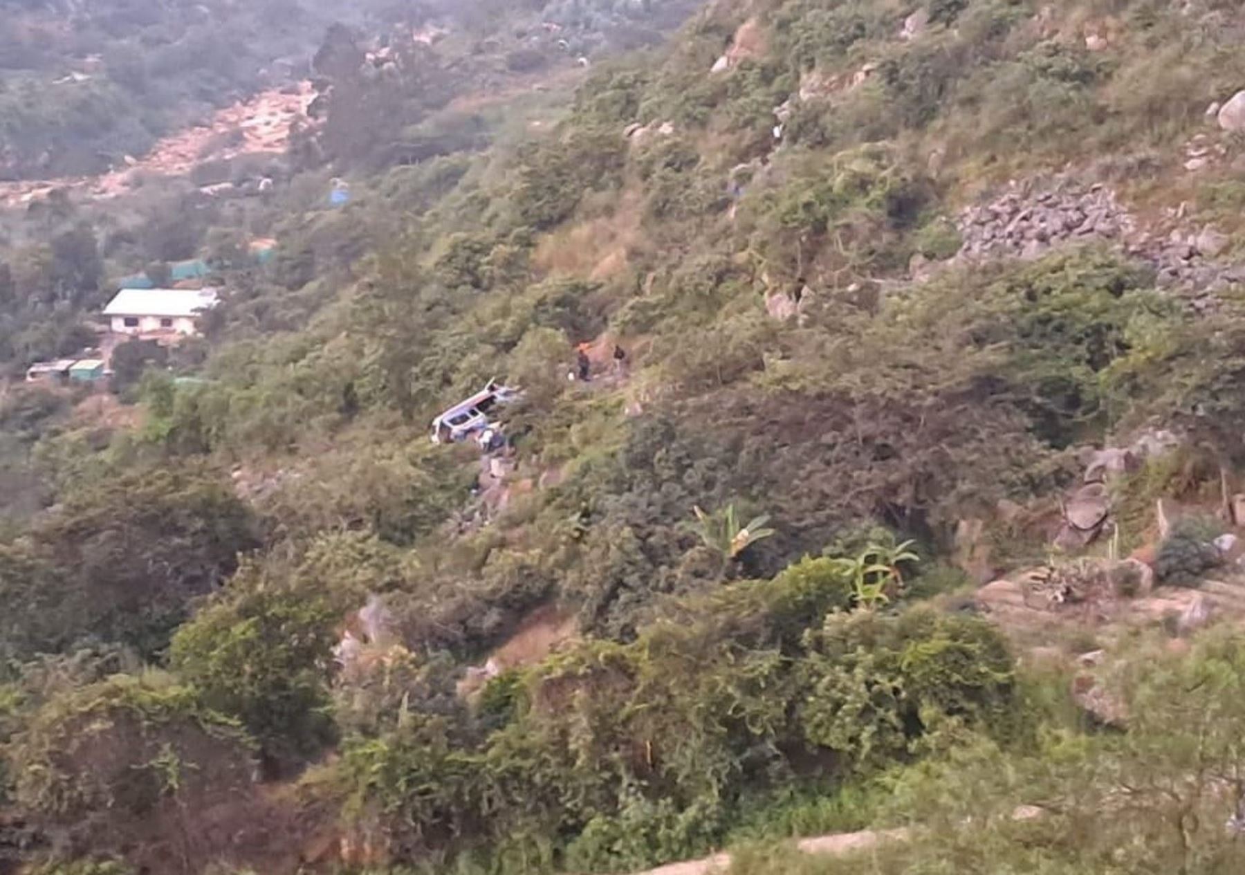Cuatro personas murieron y otras 15 resultaron heridas tras la caída de una miniván a un abismo de 200 metros en la carretera Trujillo-Otuzco, en la sierra de la región La Libertad. ANDINA/Difusión