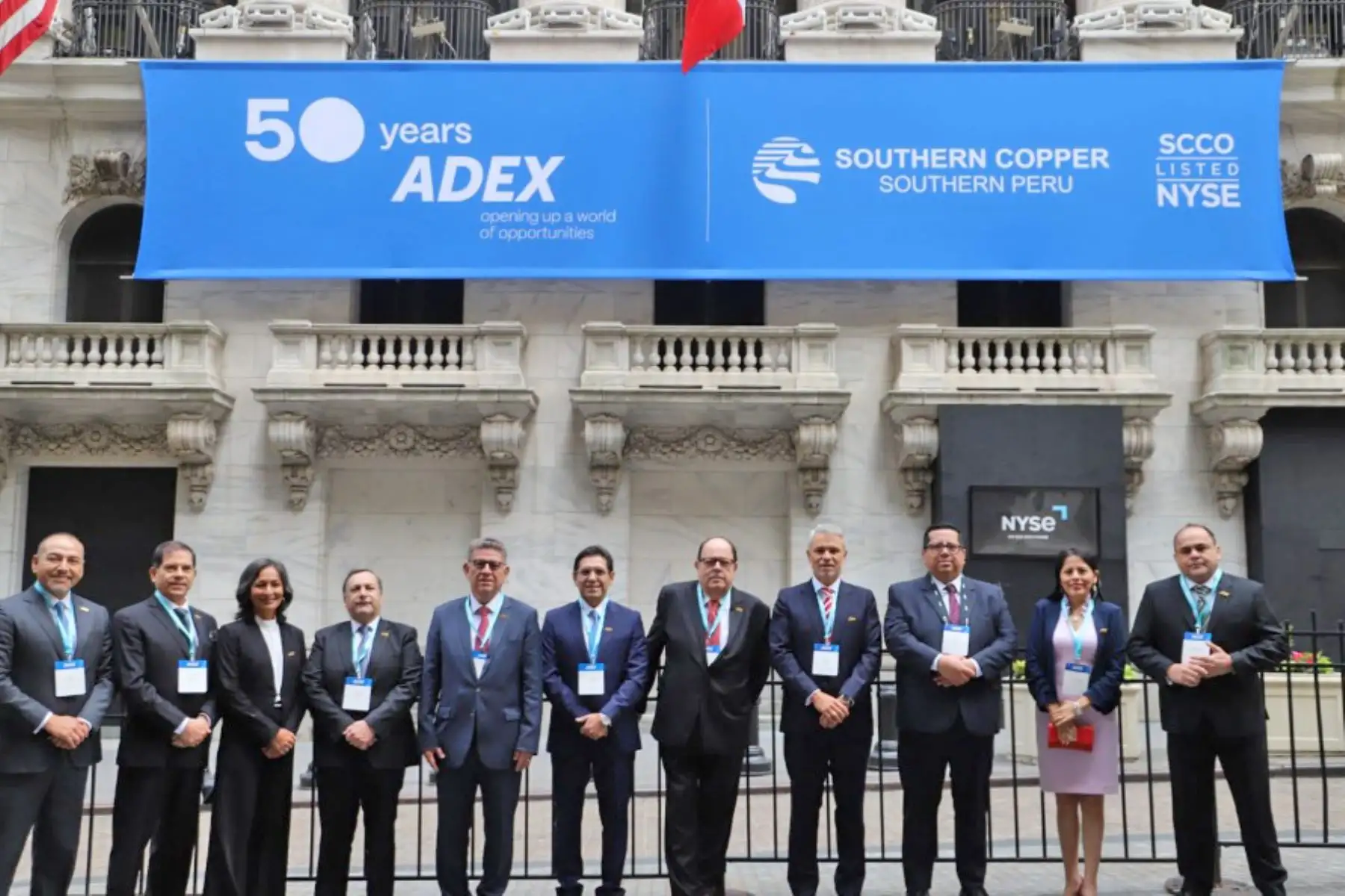 La delegación peruana, liderada por el ministro de Economía y Finanzas, Alex Contreras y el presidente del Banco Central de Reserva (BCR), Julio Velarde, participaron hoy del tradicional campanazo en la Bolsa de Valores de Nueva York (NYSE), que apertura a las sesiones de este importante mercado bursátil. Foto: ANDINA/ Difusión