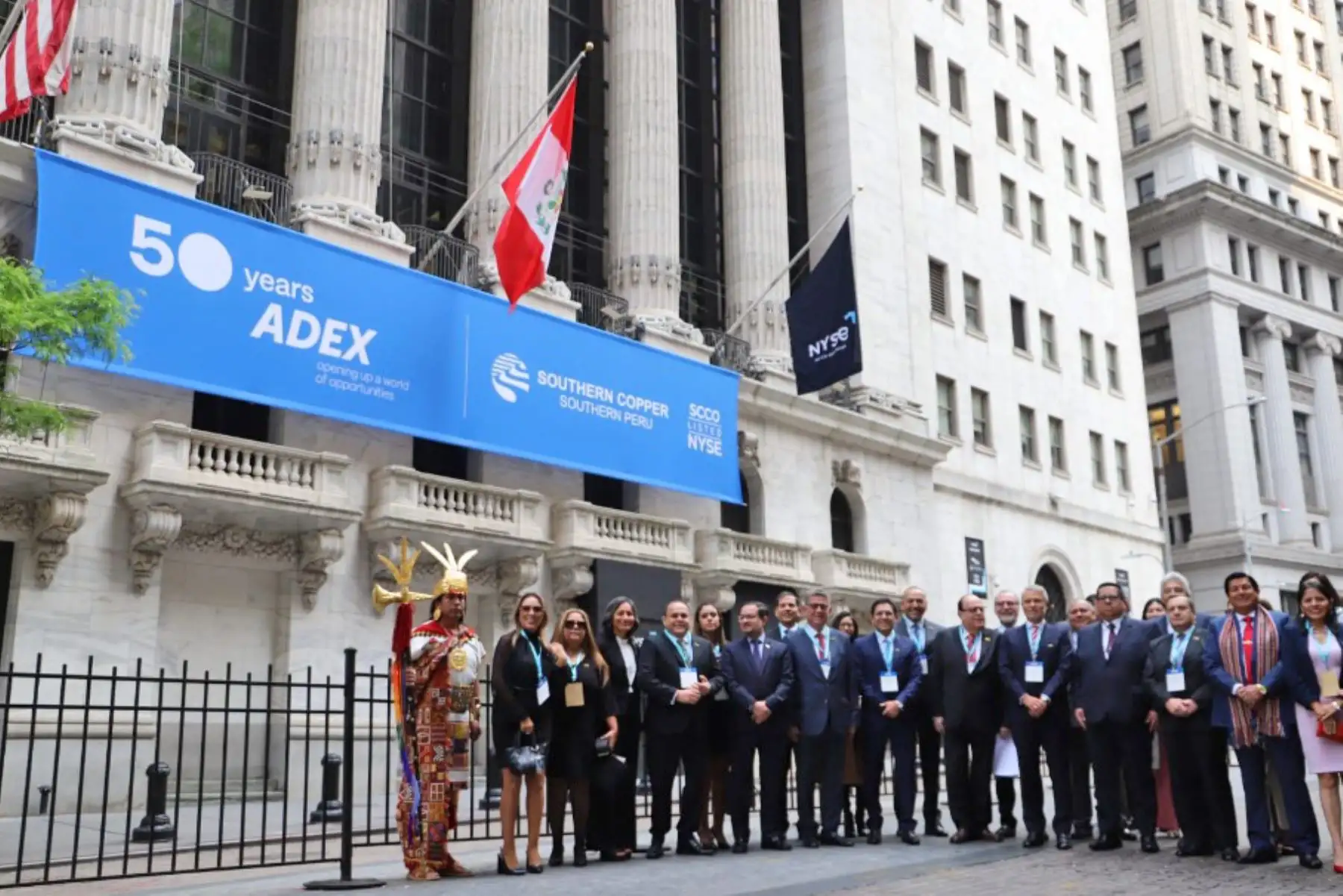La delegación peruana, liderada por el ministro de Economía y Finanzas, Alex Contreras y el presidente del Banco Central de Reserva (BCR), Julio Velarde, participaron hoy del tradicional campanazo en la Bolsa de Valores de Nueva York (NYSE), que apertura a las sesiones de este importante mercado bursátil. Foto: ANDINA/ Difusión