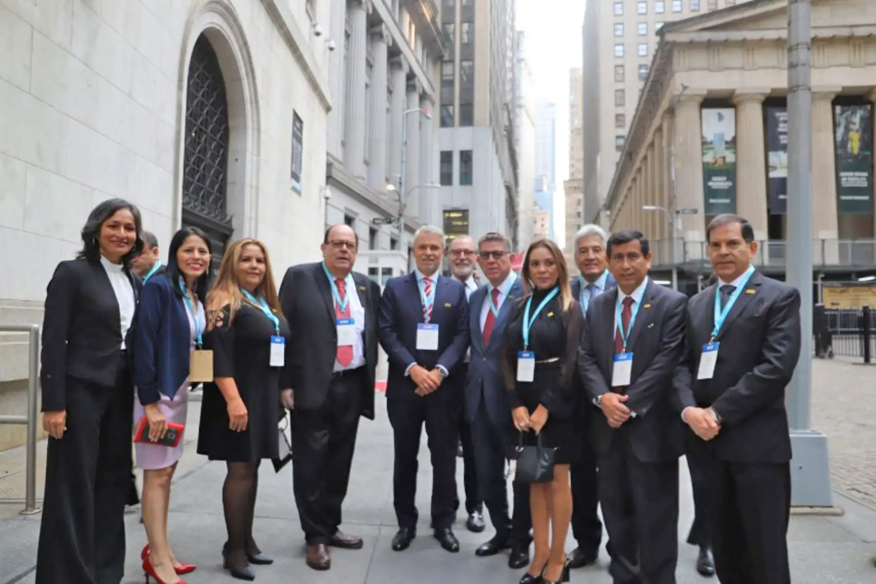 El ministro y el presidente del Banco Central de Reserva (BCR), Julio Velarde, lideran una delegación público-privada que visitará la ciudad de Nueva York los días 22 y 23 de mayo para sostener reuniones con inversionistas y autoridades locales a fin de exponer las fortalezas macroeconómicas del Perú, así como las perspectivas y las diversas oportunidades de inversión que ofrece el país. Foto: ANDINA/ Difusión