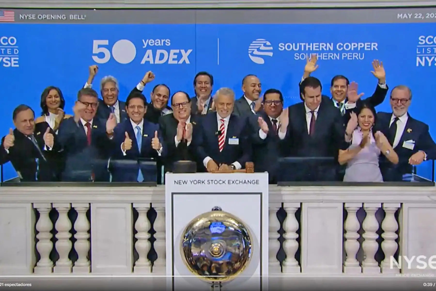 La delegación peruana, liderada por el ministro de Economía y Finanzas, Alex Contreras y el presidente del Banco Central de Reserva (BCR), Julio Velarde, participaron hoy del tradicional campanazo en la Bolsa de Valores de Nueva York (NYSE), que apertura a las sesiones de este importante mercado bursátil. Foto: ANDINA/ Difusión