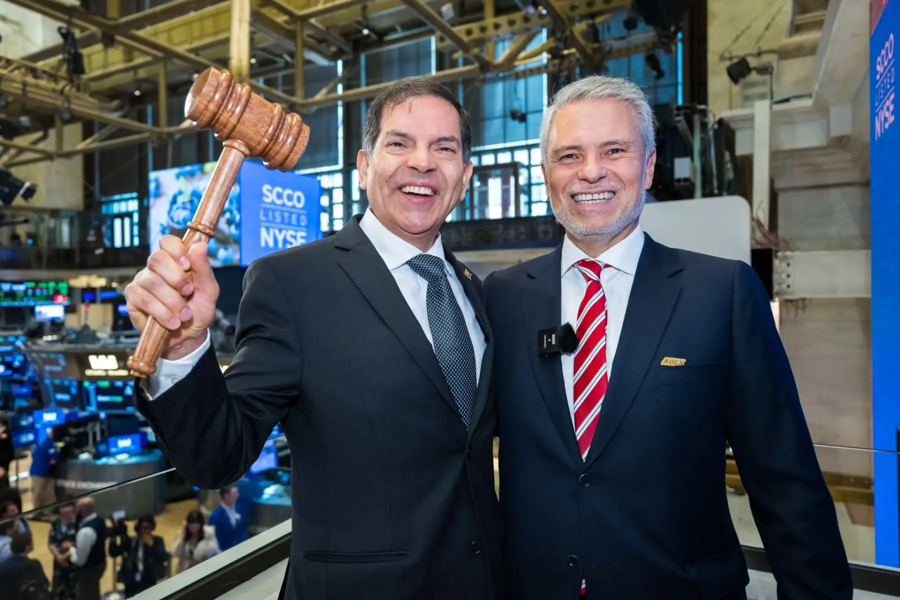 El presidente de ADEX, Julio Pérez Alván, y el superintendente de Relaciones Públicas de Southern Copper Corporation, Guillermo Vidalón del Pino, acompañan a las autoridades peruanas en su visita a la Bolsa de Valores de Nueva York (NYSE). Foto: NYSE NYSE
