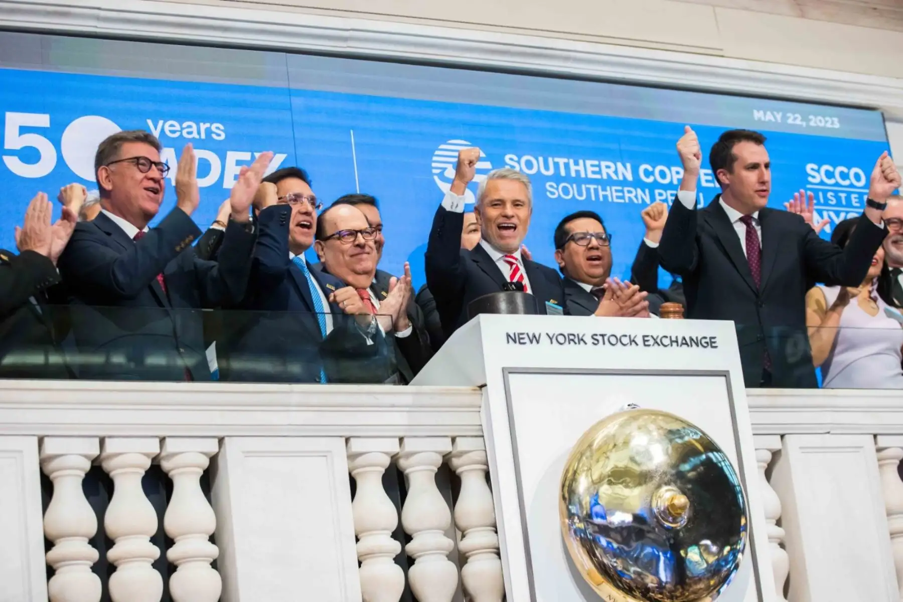 La delegación peruana, liderada por el ministro de Economía y Finanzas, Alex Contreras y el presidente del Banco Central de Reserva (BCR), Julio Velarde, participaron hoy del tradicional campanazo en la Bolsa de Valores de Nueva York (NYSE). Foto: NYSE