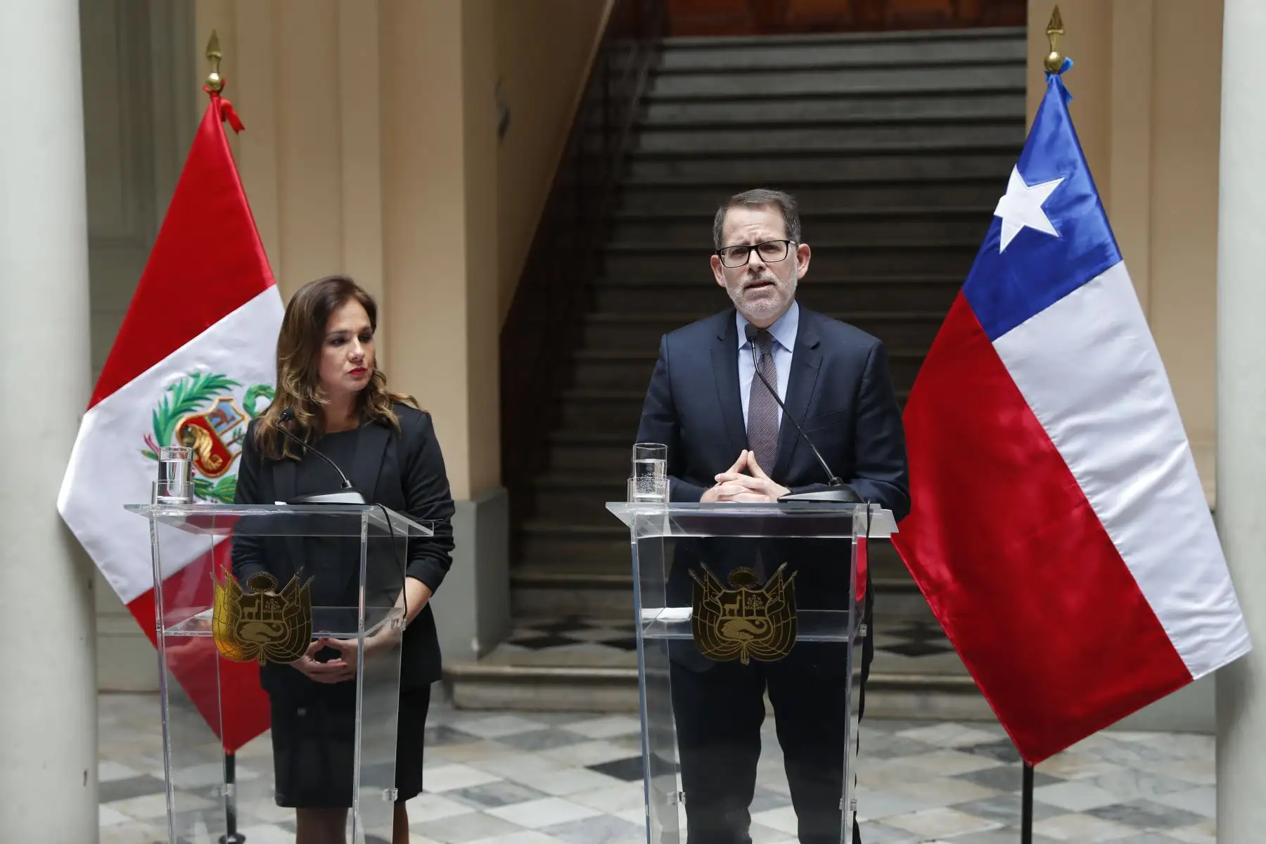 El viceministro de Relaciones Exteriores de Perú, Ignacio Higueras, y la subsecretaria de Relaciones Exteriores de Chile, Gloria de la Fuente, aseguraron este lunes en Lima que la crisis migratoria que se vivió en la frontera bilateral ya se ha superado, gracias al trabajo conjunto de las autoridades de ambos países luego de sostener una reunión de trabajo sobre asuntos migratorios en la Cancillería. 

Foto: ANDINA/Daniel Bracamonte