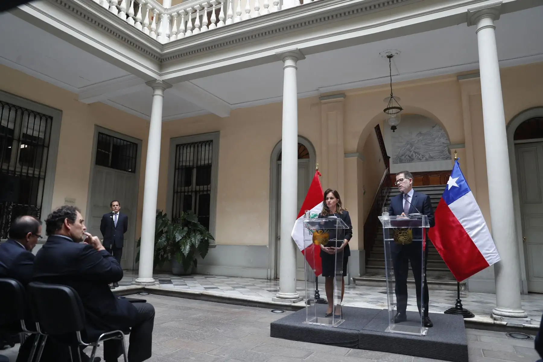 El viceministro de Relaciones Exteriores de Perú, Ignacio Higueras, y la subsecretaria de Relaciones Exteriores de Chile, Gloria de la Fuente, aseguraron este lunes en Lima que la crisis migratoria que se vivió en la frontera bilateral ya se ha superado, gracias al trabajo conjunto de las autoridades de ambos países luego de sostener una reunión de trabajo sobre asuntos migratorios en la Cancillería. 

Foto: ANDINA/Daniel Bracamonte