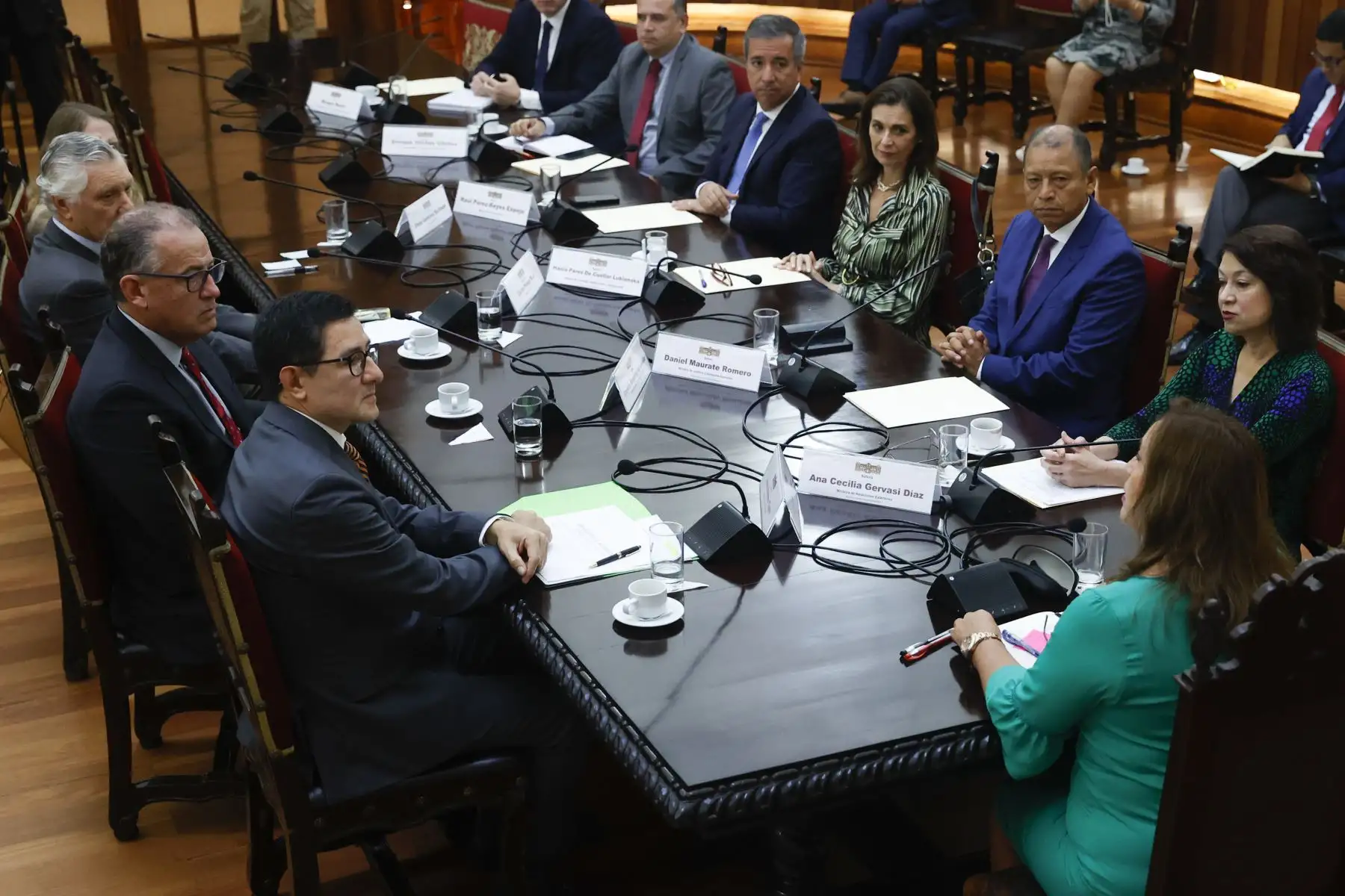 La presidenta de la República, Dina Boluarte, junto a los titulares de las carteras de  Vivienda y Saneamiento, Cancillería, Producción y Justicia y Derechos Humanos, sostuvo reunión con los representantes de la Asociación InPERU, en Palacio de Gobierno.

Foto: ANDINA/Presidencia Perú