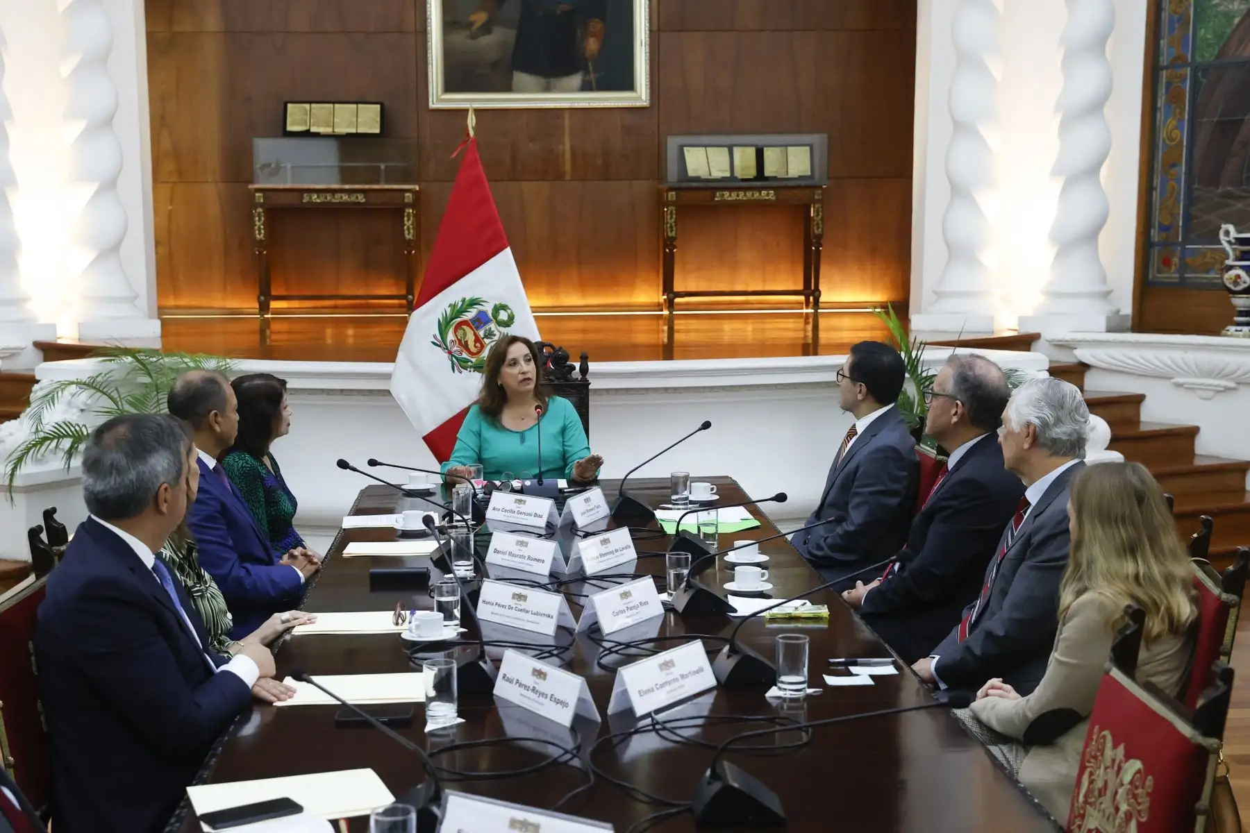 La presidenta de la República, Dina Boluarte, junto a los titulares de las carteras de  Vivienda y Saneamiento, Cancillería, Producción y Justicia y Derechos Humanos, sostuvo reunión con los representantes de la Asociación InPERU, en Palacio de Gobierno.

Foto: ANDINA/Presidencia Perú