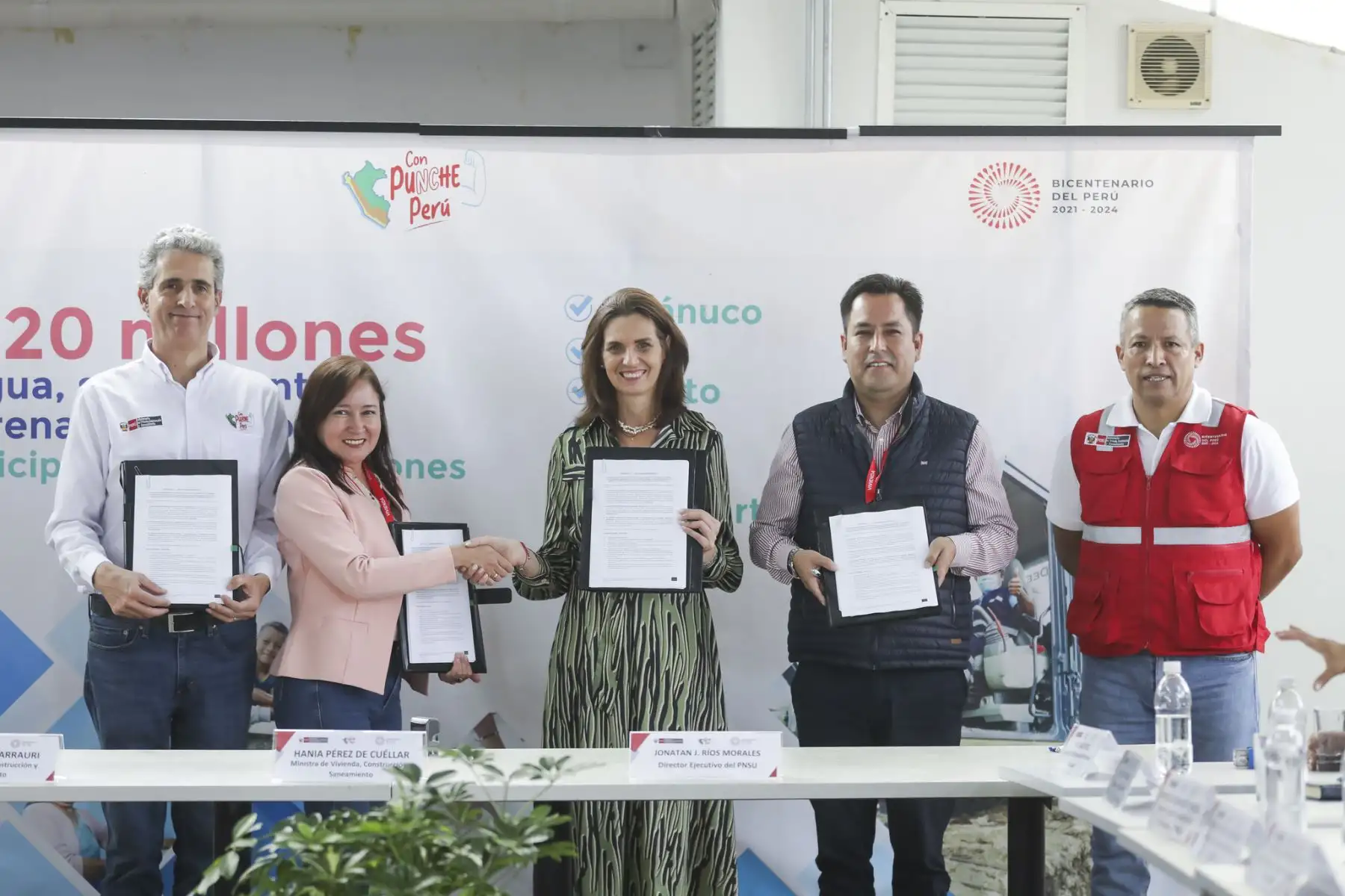 El Ministerio de Vivienda, Construcción y Saneamiento (MVCS) transfiere recursos para 24 proyectos de agua potable, alcantarillado y drenajes pluviales, valorizados en más de S/426 millones, y beneficiará a más de 292 mil habitantes de 7 regiones del país.

Foto: ANDINA/MVCS