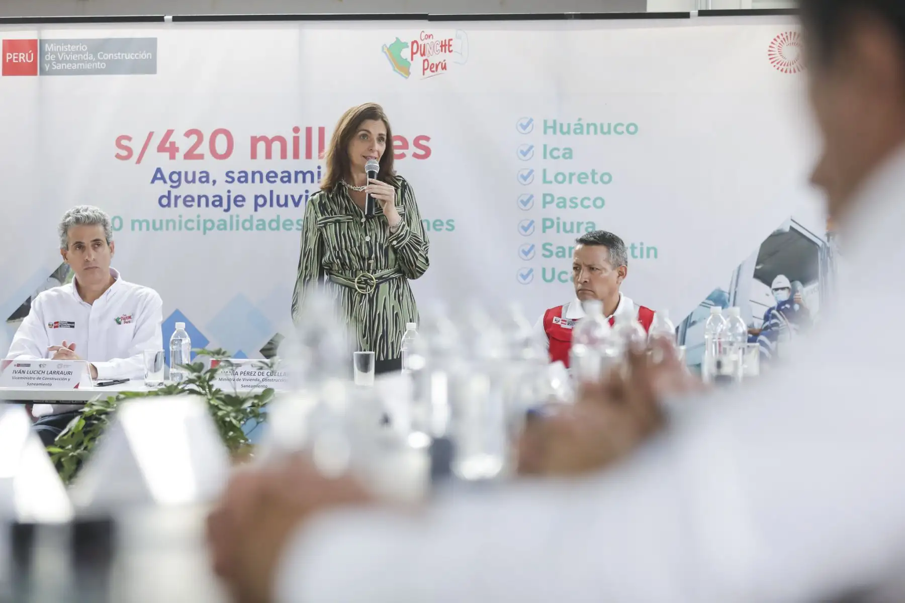 La ministra Hania Pérez de Cuéllar encabezó la ceremonia de firma de convenios entre el Programa Nacional de Saneamiento Urbano (PNSU) y 15 alcaldes distritales, 5 provinciales y 1 Empresa Prestadora de Servicios de Saneamiento (EPS), quienes llegaron a Lima desde las regiones Huánuco, Ica, Loreto, Pasco, Piura, San Martín y Ucayali.
Foto: ANDINA/MVCS