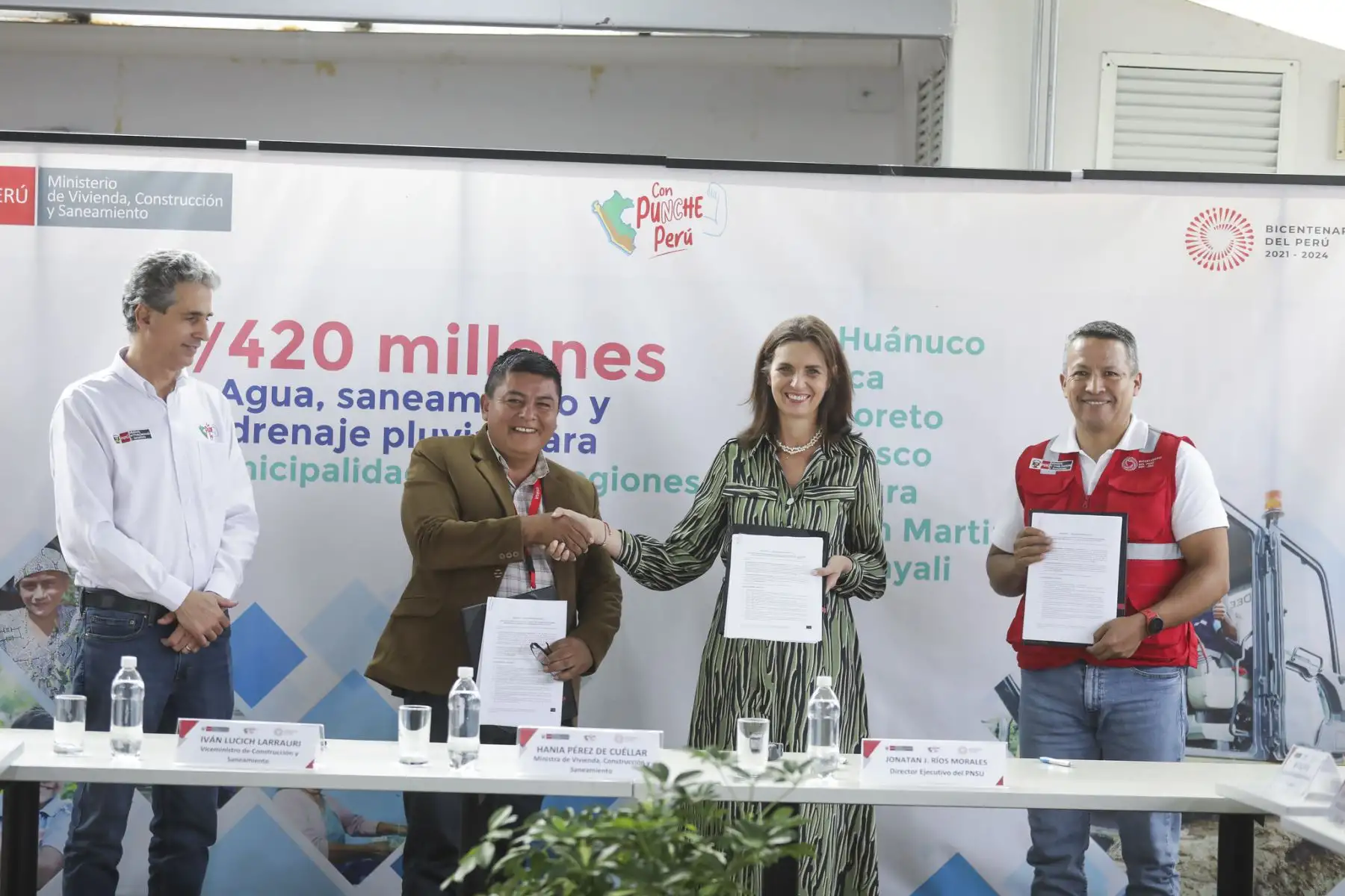 La ministra Hania Pérez de Cuéllar encabezó la ceremonia de firma de convenios entre el Programa Nacional de Saneamiento Urbano (PNSU) y 15 alcaldes distritales, 5 provinciales y 1 Empresa Prestadora de Servicios de Saneamiento (EPS), quienes llegaron a Lima desde las regiones Huánuco, Ica, Loreto, Pasco, Piura, San Martín y Ucayali.
Foto: ANDINA/MVCS