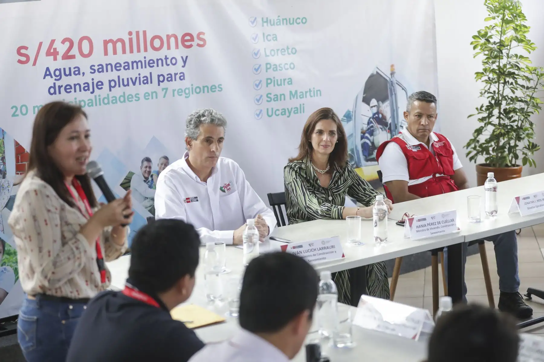La titular del sector, Hania Pérez de Cuéllar encabezó la ceremonia de firma de convenios entre el Programa Nacional de Saneamiento Urbano (PNSU) y 15 alcaldes distritales, 5 provinciales y 1 Empresa Prestadora de Servicios de Saneamiento (EPS), que llegaron a Lima desde las regiones Huánuco, Ica, Loreto, Pasco, Piura, San Martín y Ucayali.  ANDINA/Difusión