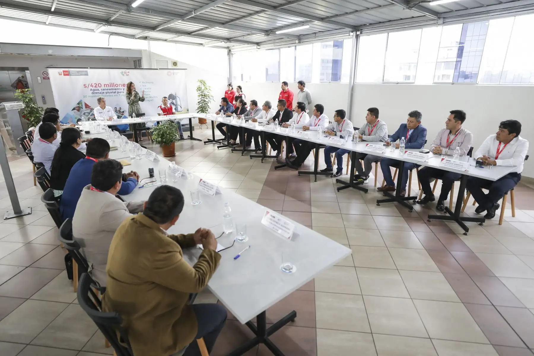 La ministra Hania Pérez de Cuéllar encabezó la ceremonia de firma de convenios entre el Programa Nacional de Saneamiento Urbano (PNSU) y 15 alcaldes distritales, 5 provinciales y 1 Empresa Prestadora de Servicios de Saneamiento (EPS), quienes llegaron a Lima desde las regiones Huánuco, Ica, Loreto, Pasco, Piura, San Martín y Ucayali.
Foto: ANDINA/MVCS
