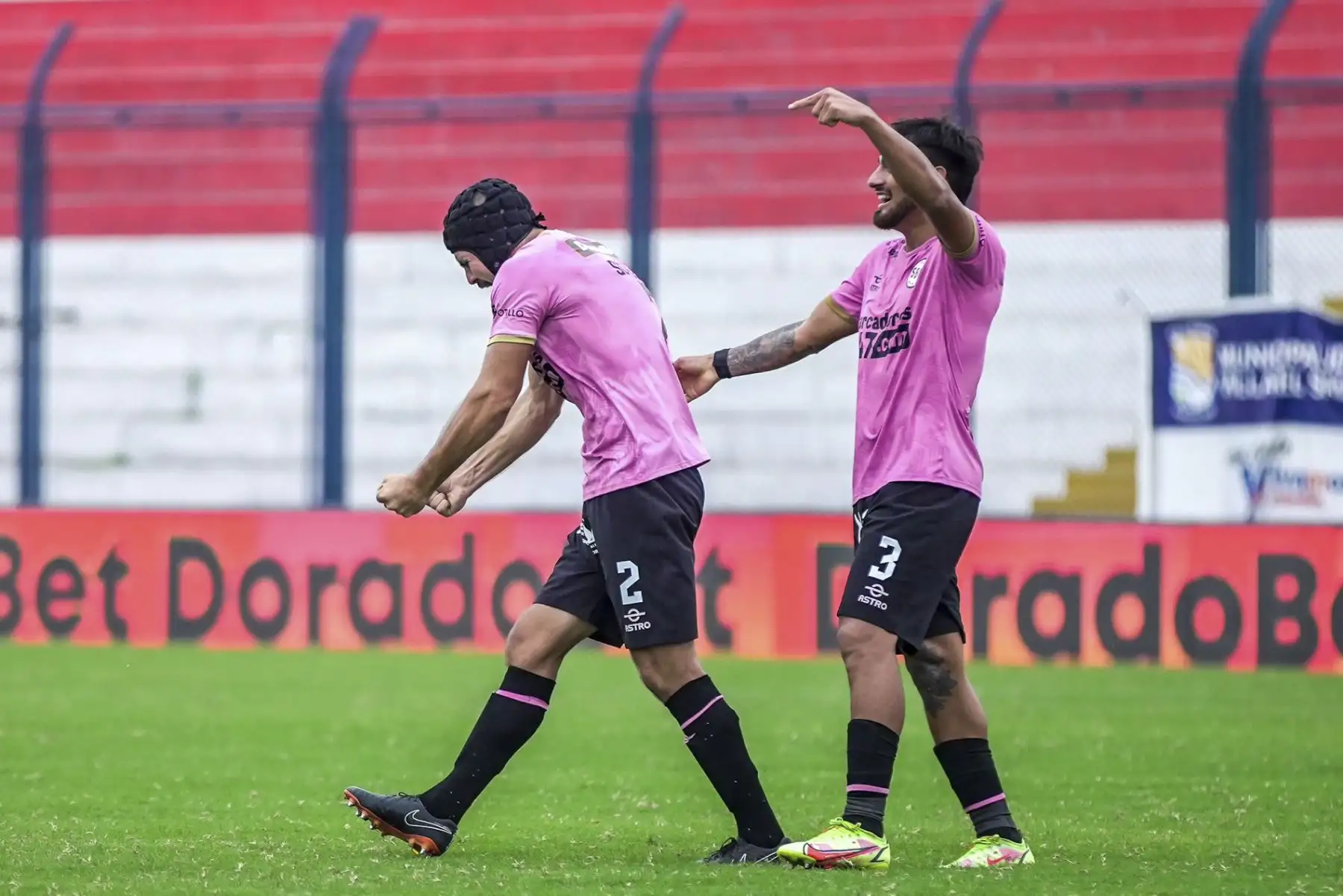 El equipo rosado volvió a celebrar un triunfo luego de ocho fechas. Con los tantos de Dylan Caro, Jesús Barcos y un autogol de Matías Abisabeste los rosados se impusieron al UTC, en el estadio Iván Elías Moreno de Villa El Salvador.

Foto: ANDINA/Sport Boys