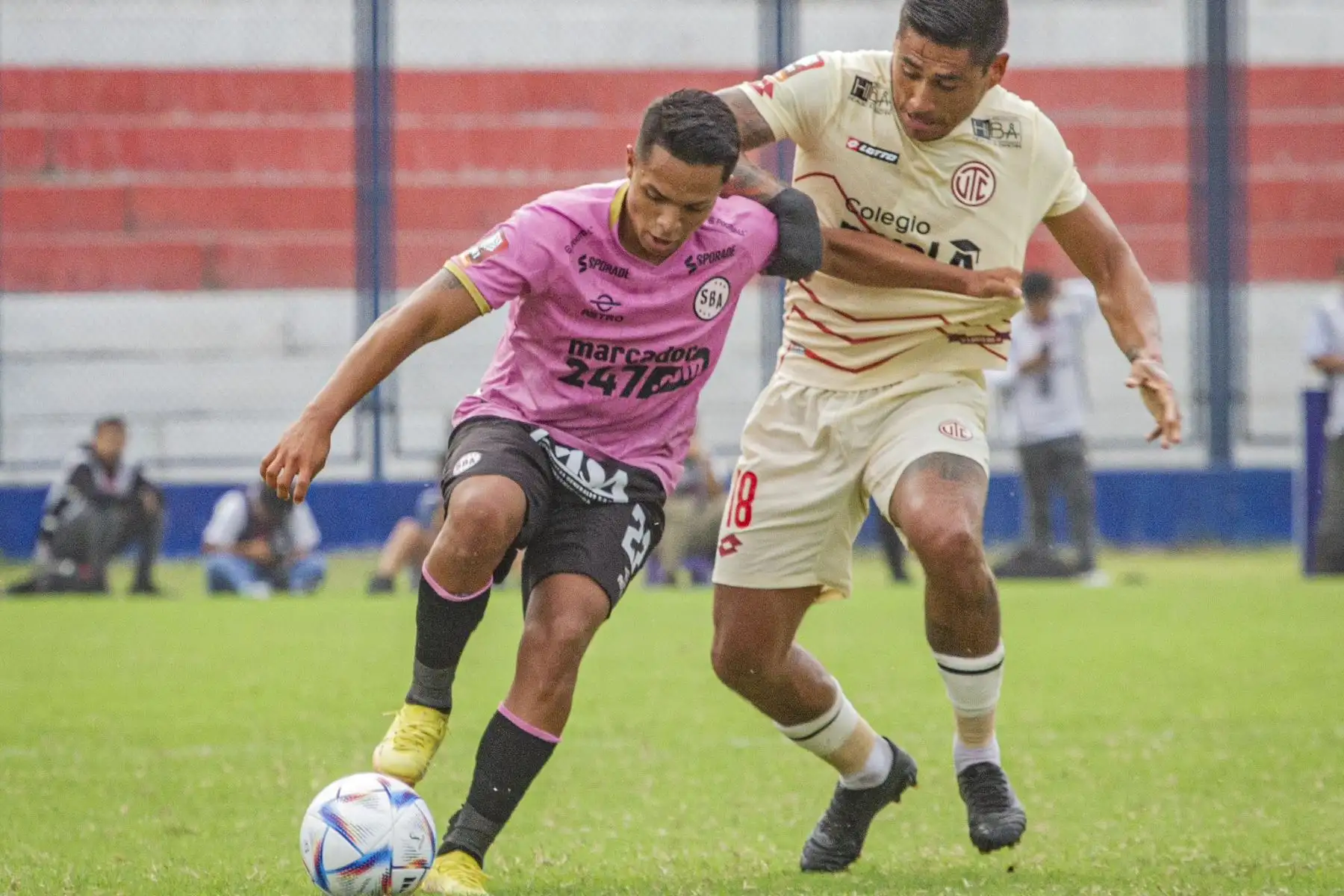 El equipo rosado volvió a celebrar un triunfo luego de ocho fechas. Con los tantos de Dylan Caro, Jesús Barcos y un autogol de Matías Abisabeste los rosados se impusieron al UTC, en el estadio Iván Elías Moreno de Villa El Salvador.
Foto: ANDINA/Sport Boys