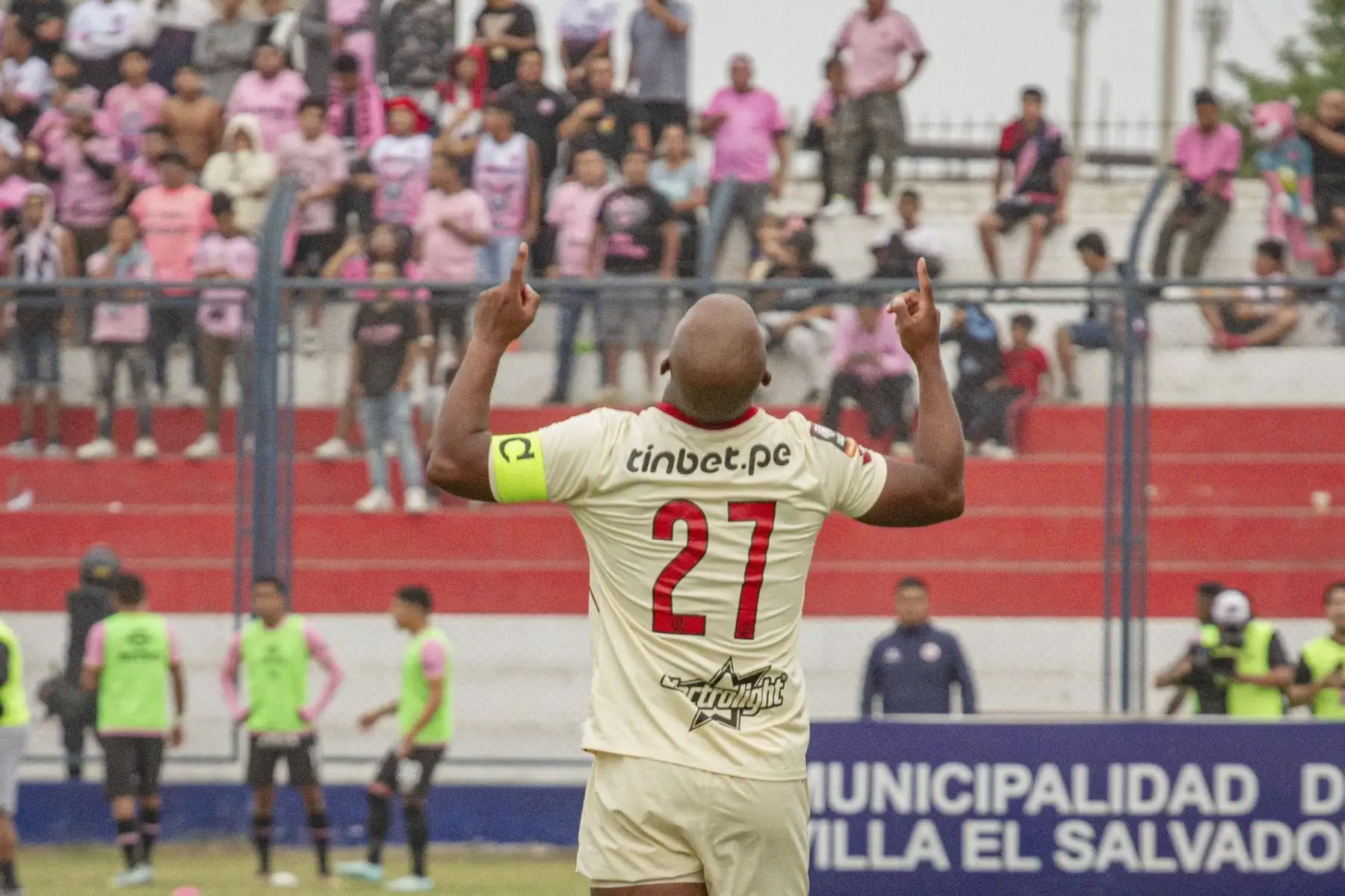 El equipo rosado volvió a celebrar un triunfo luego de ocho fechas. Con los tantos de Dylan Caro, Jesús Barcos y un autogol de Matías Abisabeste los rosados se impusieron al UTC, en el estadio Iván Elías Moreno de Villa El Salvador.
Foto: ANDINA/Sport Boys