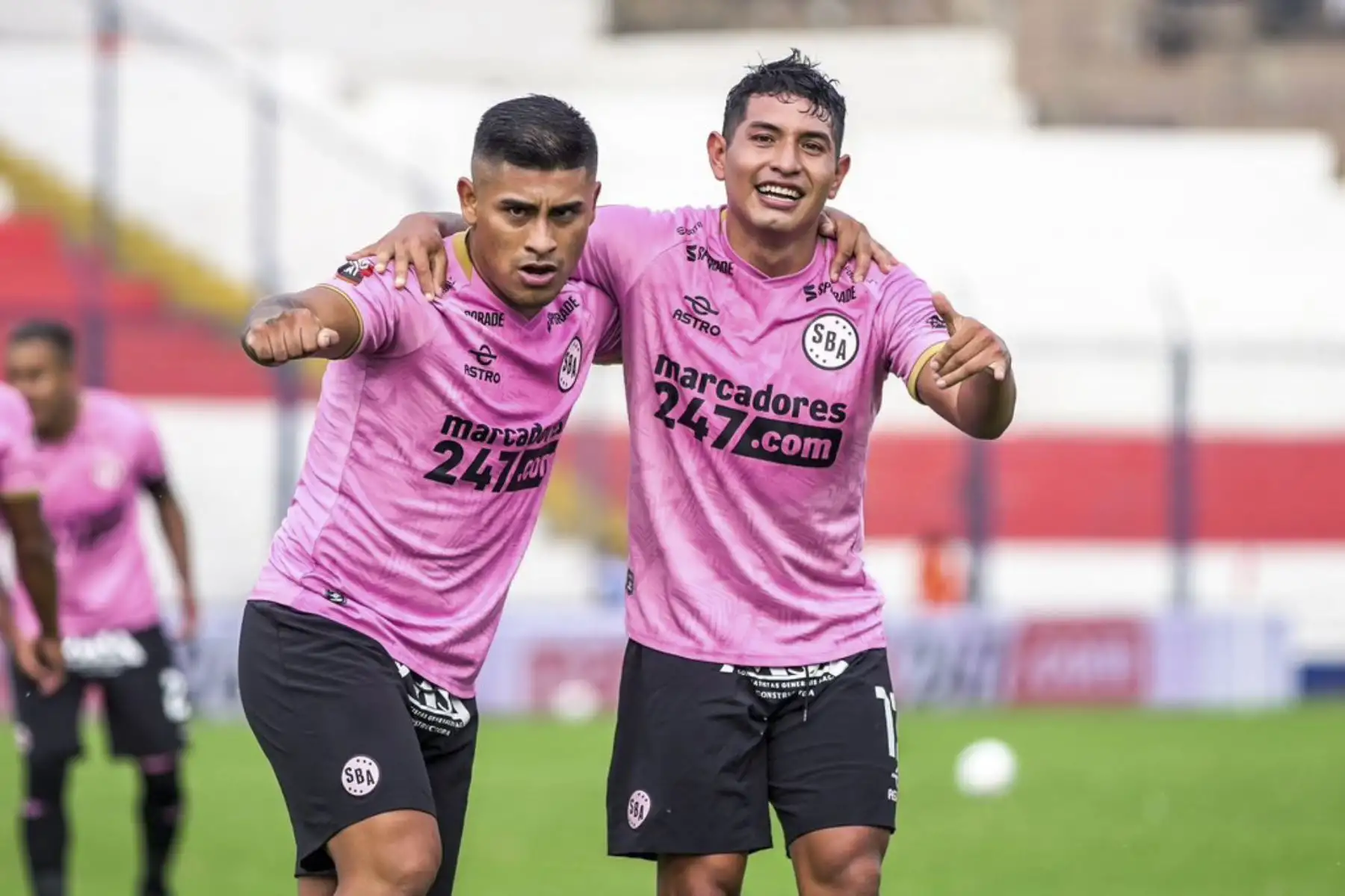 El equipo rosado volvió a celebrar un triunfo luego de ocho fechas. Con los tantos de Dylan Caro, Jesús Barcos y un autogol de Matías Abisabeste los rosados se impusieron al UTC, en el estadio Iván Elías Moreno de Villa El Salvador.
Foto: ANDINA/Sport Boys