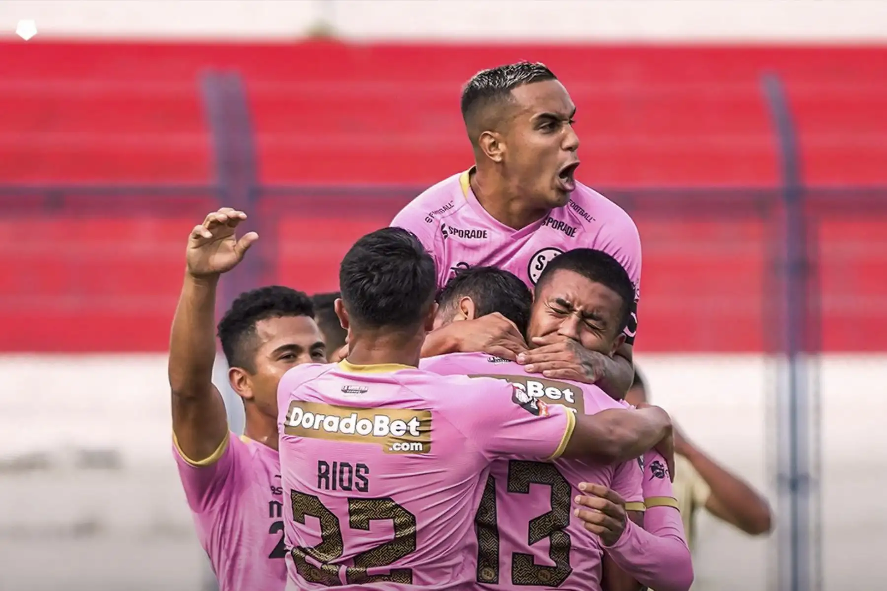 El equipo rosado volvió a celebrar un triunfo luego de ocho fechas. Con los tantos de Dylan Caro, Jesús Barcos y un autogol de Matías Abisabeste los rosados se impusieron al UTC, en el estadio Iván Elías Moreno de Villa El Salvador.
Foto: ANDINA/Sport Boys