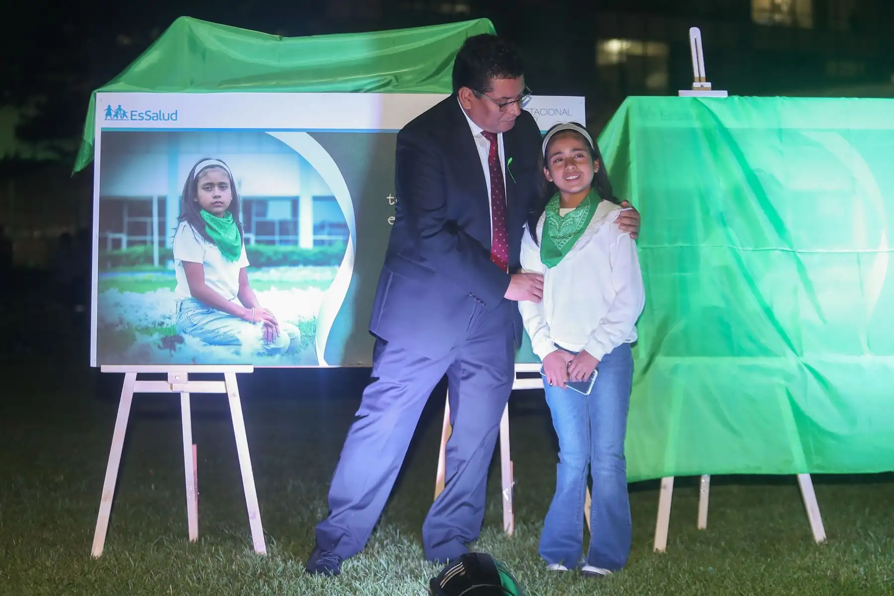 En la víspera al Día Nacional del Donante de Órganos y Tejidos  el Seguro Social de Salud  (EsSalud) impulsa la campaña "Una parte de mí, es vida para ti" y realizó una develación de cuadros fotográficos con los rostros de niños y niñas que esperan distintos órganos y un encendido de luces para crear conciencia en la población.
Foto: ANDINA/Ricardo Cuba
