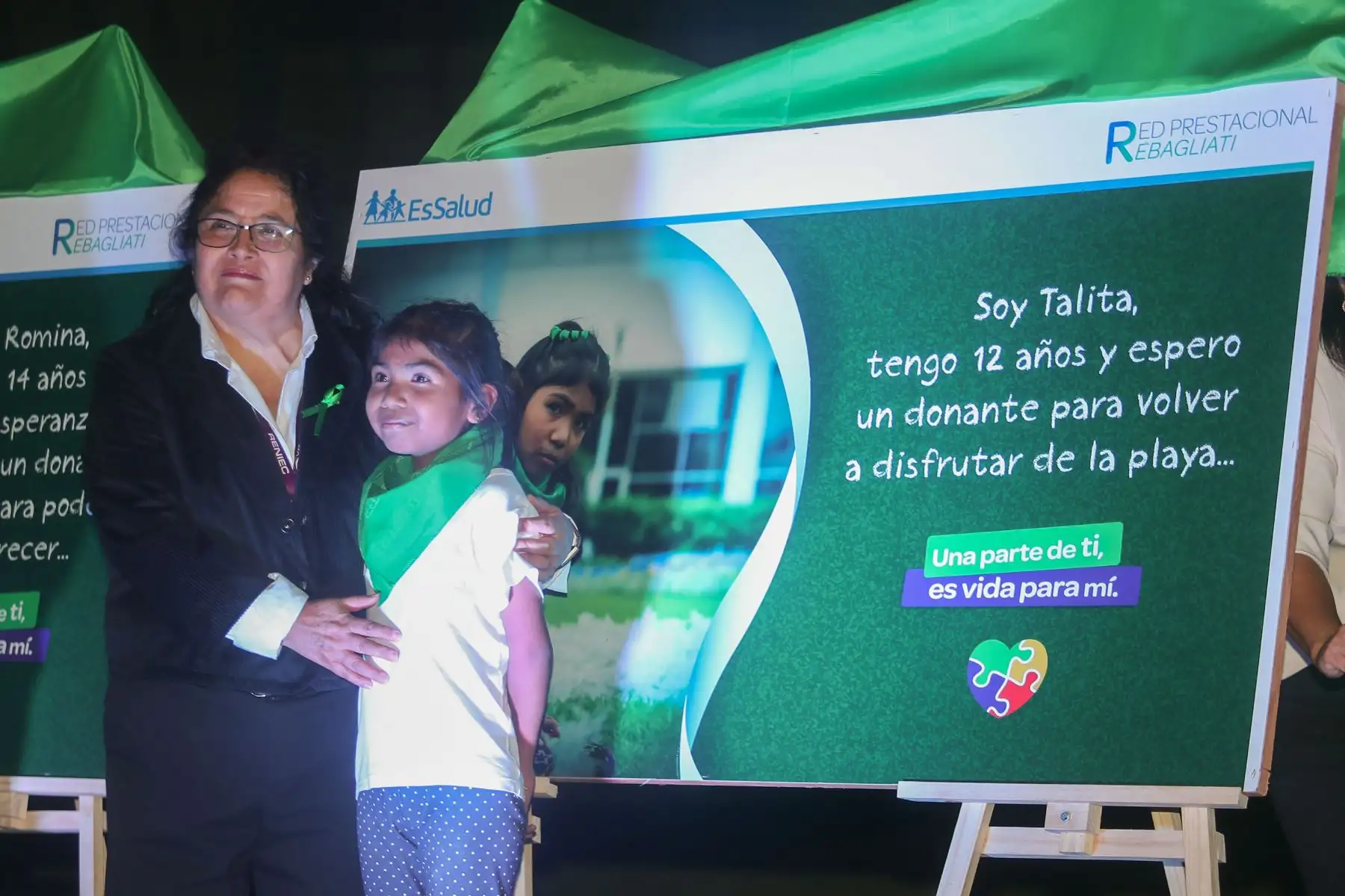 En la víspera al Día Nacional del Donante de Órganos y Tejidos  el Seguro Social de Salud  (EsSalud) impulsa la campaña "Una parte de mí, es vida para ti" y realizó una develación de cuadros fotográficos con los rostros de niños y niñas que esperan distintos órganos y un encendido de luces para crear conciencia en la población.
Foto: ANDINA/Ricardo Cuba