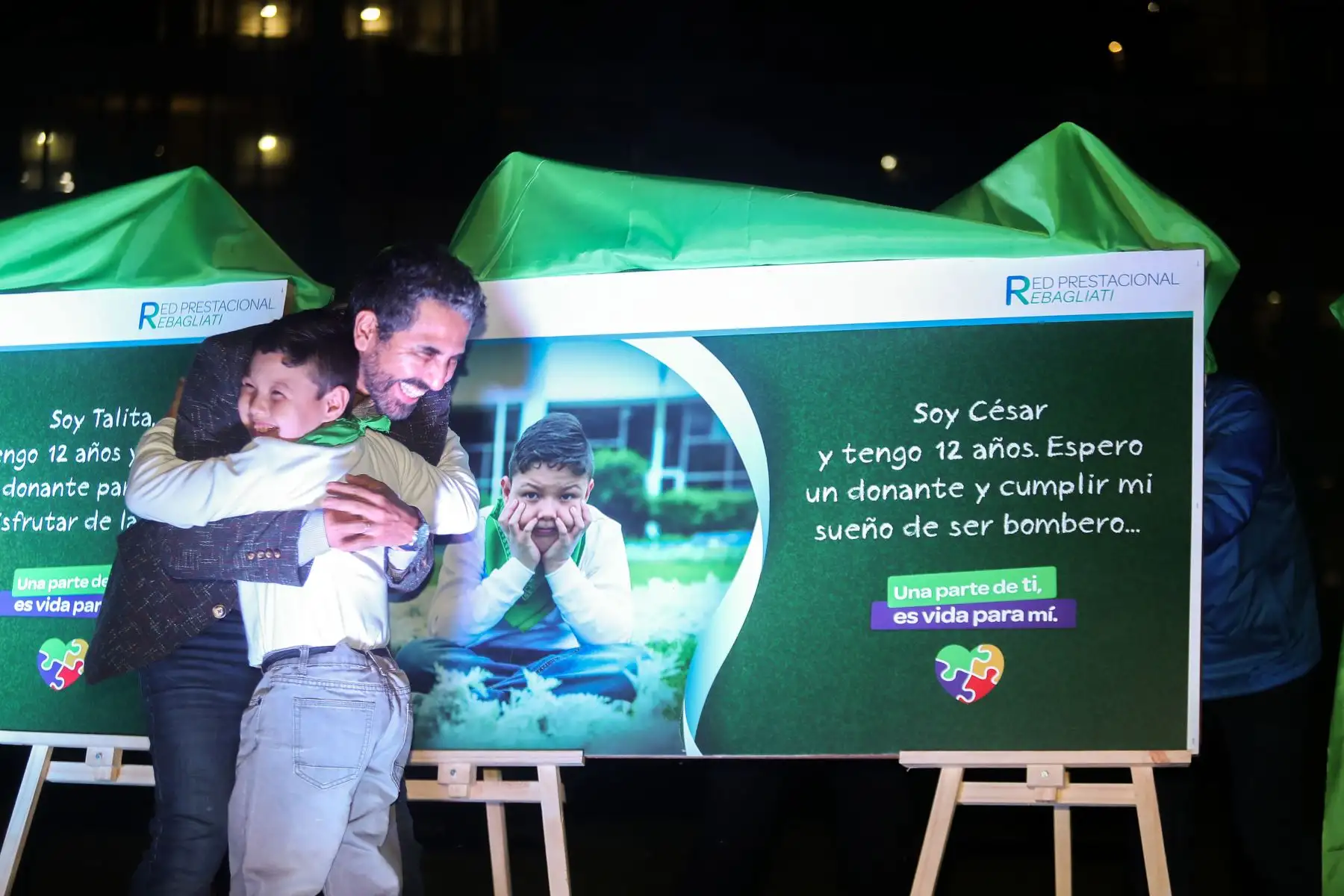 En la víspera al Día Nacional del Donante de Órganos y Tejidos  el Seguro Social de Salud  (EsSalud) impulsa la campaña "Una parte de mí, es vida para ti" y realizó una develación de cuadros fotográficos con los rostros de niños y niñas que esperan distintos órganos y un encendido de luces para crear conciencia en la población.
Foto: ANDINA/Ricardo Cuba