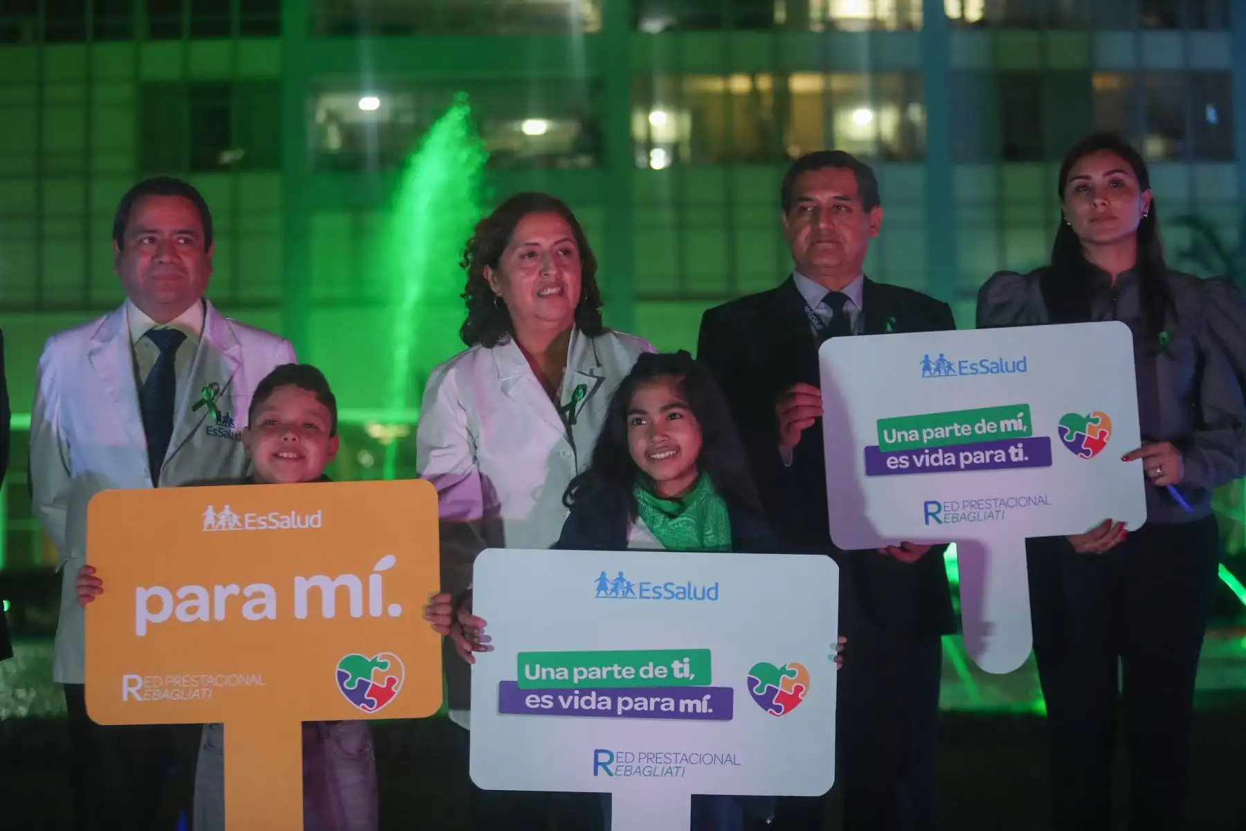En la víspera al Día Nacional del Donante de Órganos y Tejidos  el Seguro Social de Salud  (EsSalud) impulsa la campaña "Una parte de mí, es vida para ti" y realizó una develación de cuadros fotográficos con los rostros de niños y niñas que esperan distintos órganos y un encendido de luces para crear conciencia en la población.
Foto: ANDINA/Ricardo Cuba