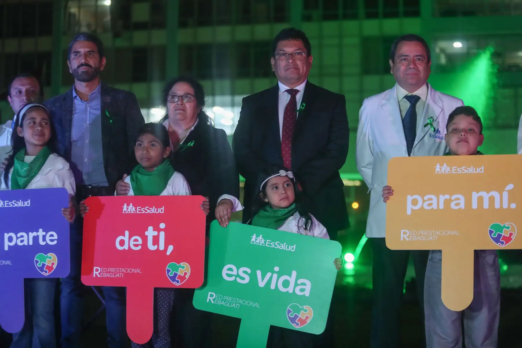 En la víspera al Día Nacional del Donante de Órganos y Tejidos  el Seguro Social de Salud  (EsSalud) impulsa la campaña "Una parte de mí, es vida para ti" y realizó una develación de cuadros fotográficos con los rostros de niños y niñas que esperan distintos órganos y un encendido de luces para crear conciencia en la población.
Foto: ANDINA/Ricardo Cuba